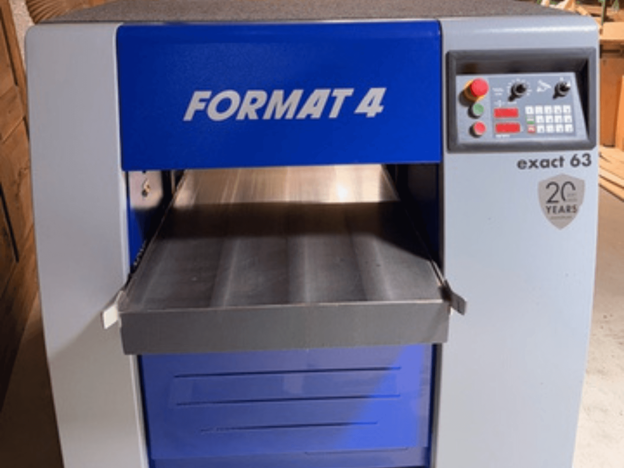 FORMAT 4 Exact 63 Holzhobelmaschine, Vorderansicht, mit einem Metallvorschubtisch und einem Bedienfeld mit Tasten und Anzeigen.
