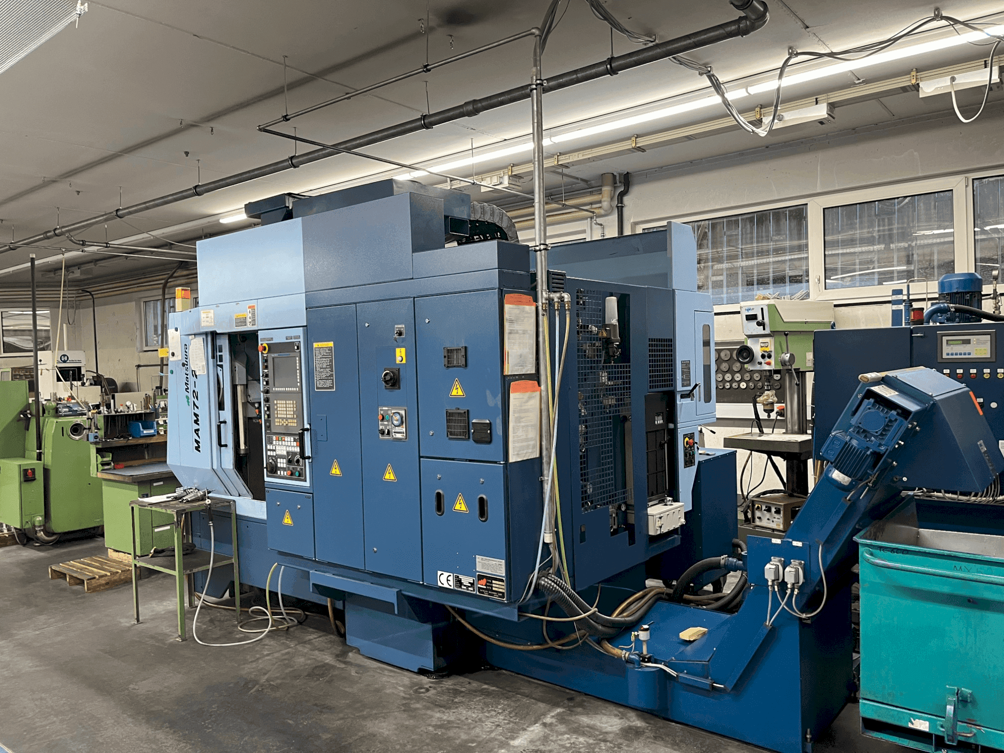 Frontansicht der Matsuura MAM72-25V Maschine