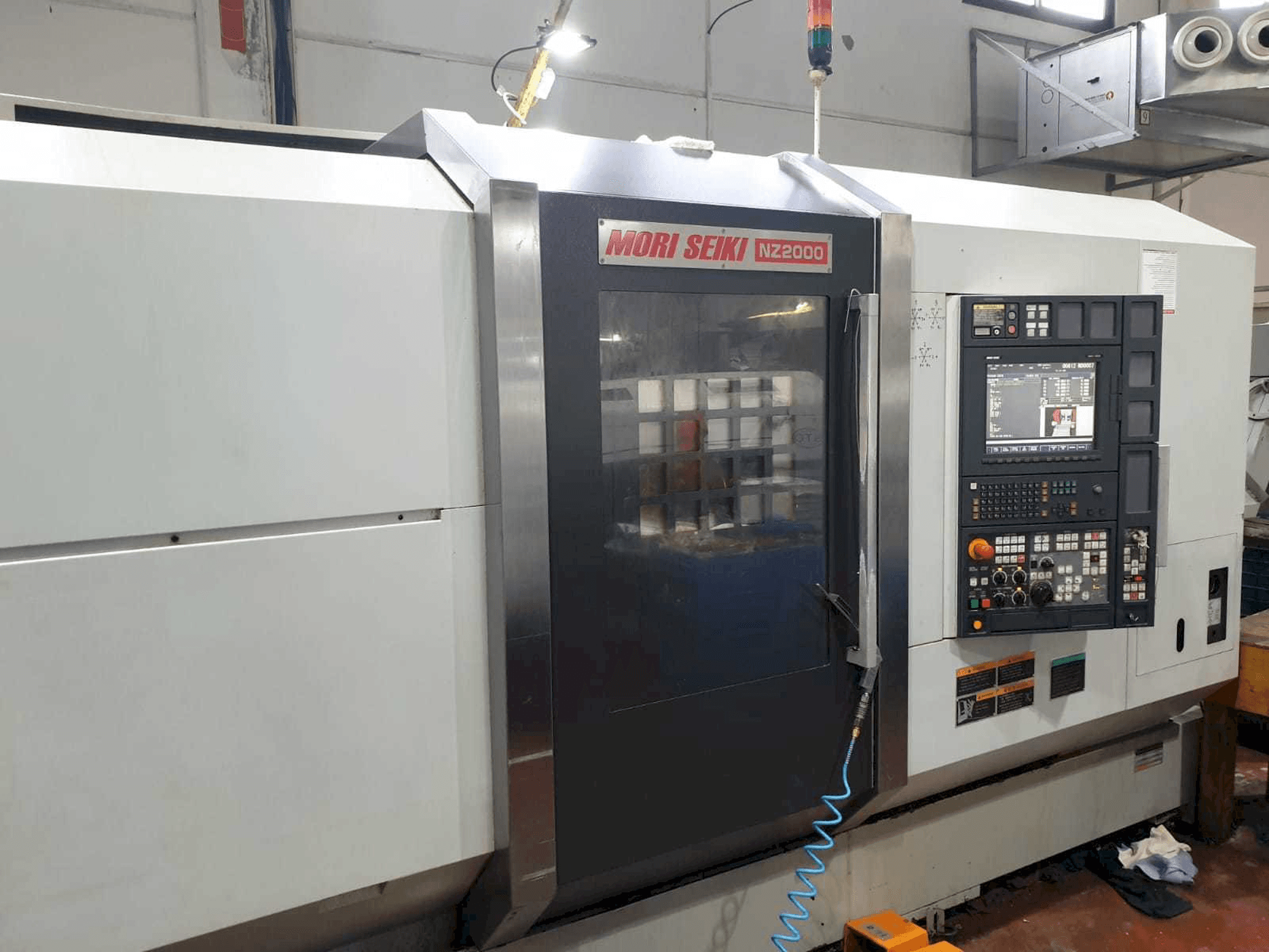 Frontansicht der MORI SEIKI NZ2000 T3Y3 Maschine