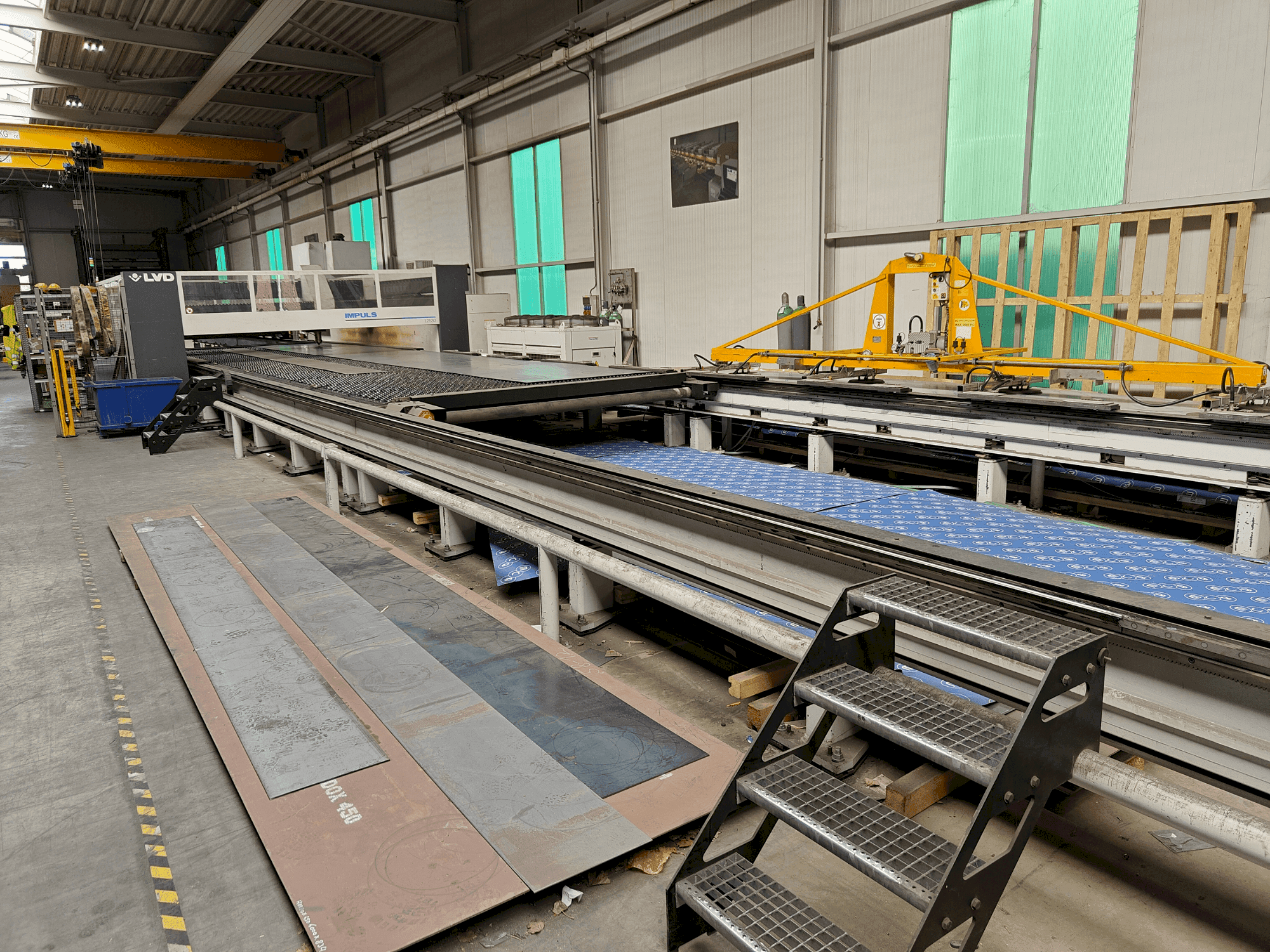 Frontansicht der LVD IMPULS 125 30 Maschine