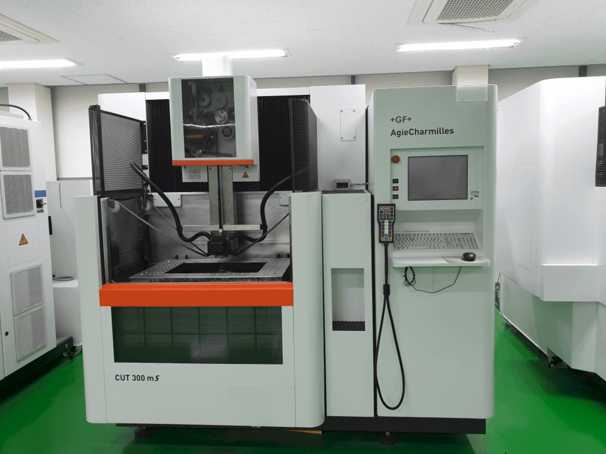 Frontansicht der AgieCharmilles CUT 300MS Maschine