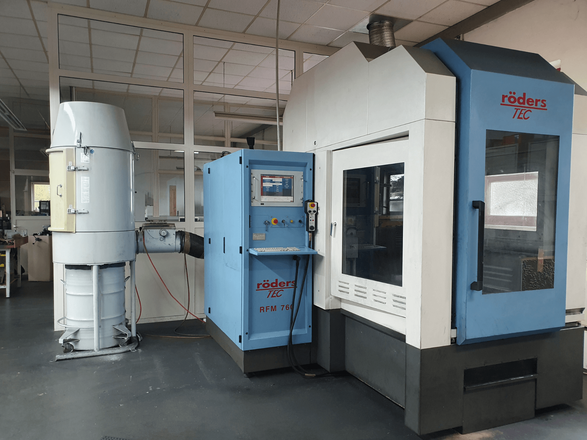 RÖDERS RFM 760/2 Universal-Bearbeitungszentrum, Vorderansicht, mit Bedienfeld und angebautem Staubabsaugsystem.