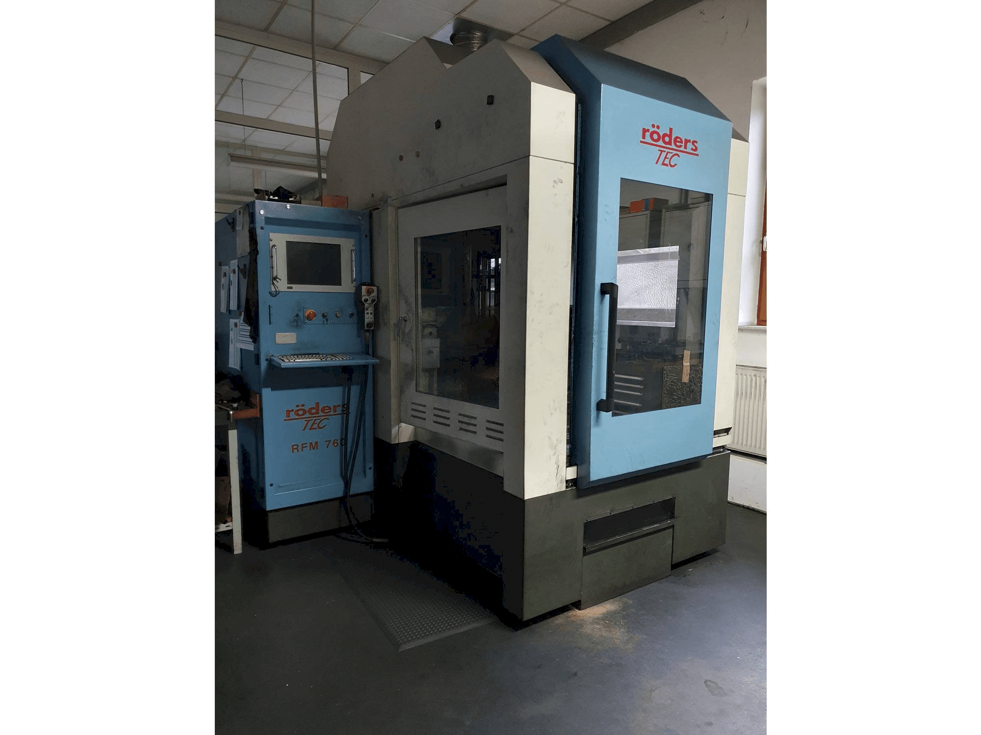Frontansicht der Roders FRM 760/2 Maschine