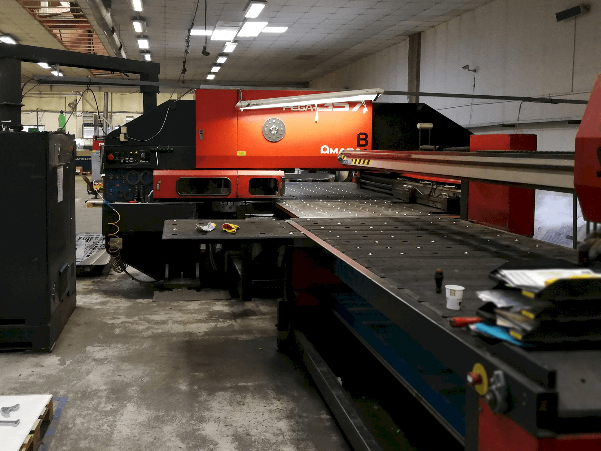 Frontansicht der AMADA PEGA 357 Maschine