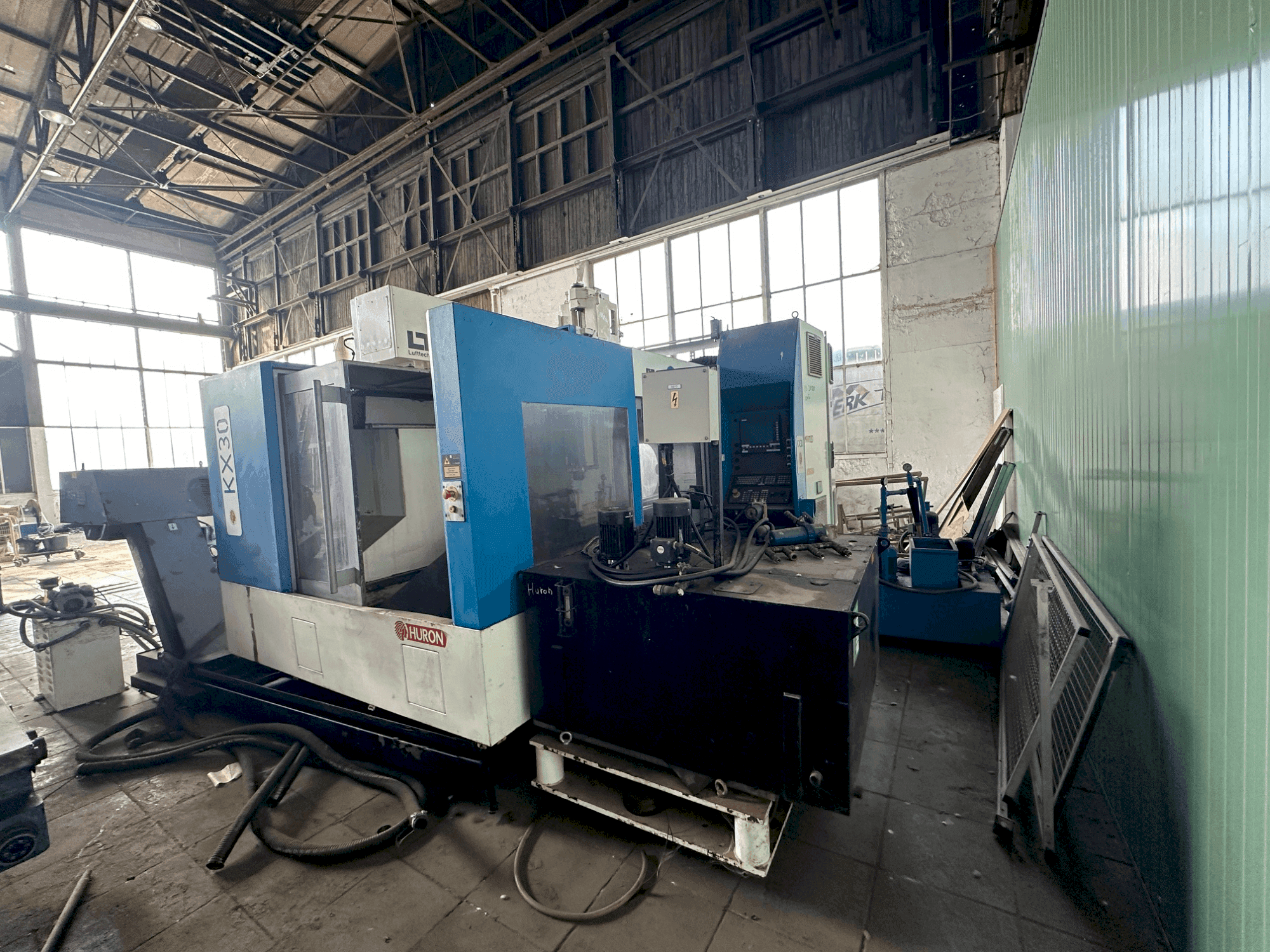 Frontansicht der Huron KX30 Maschine