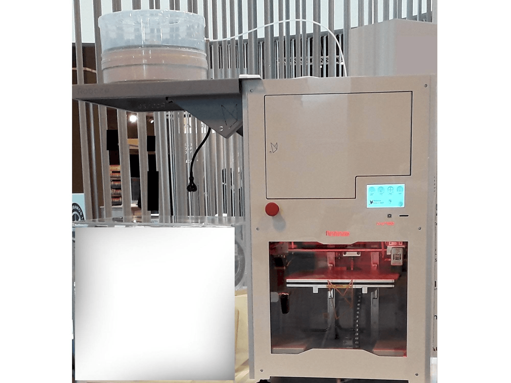 Frontansicht der Roboze One Plus 400 Maschine