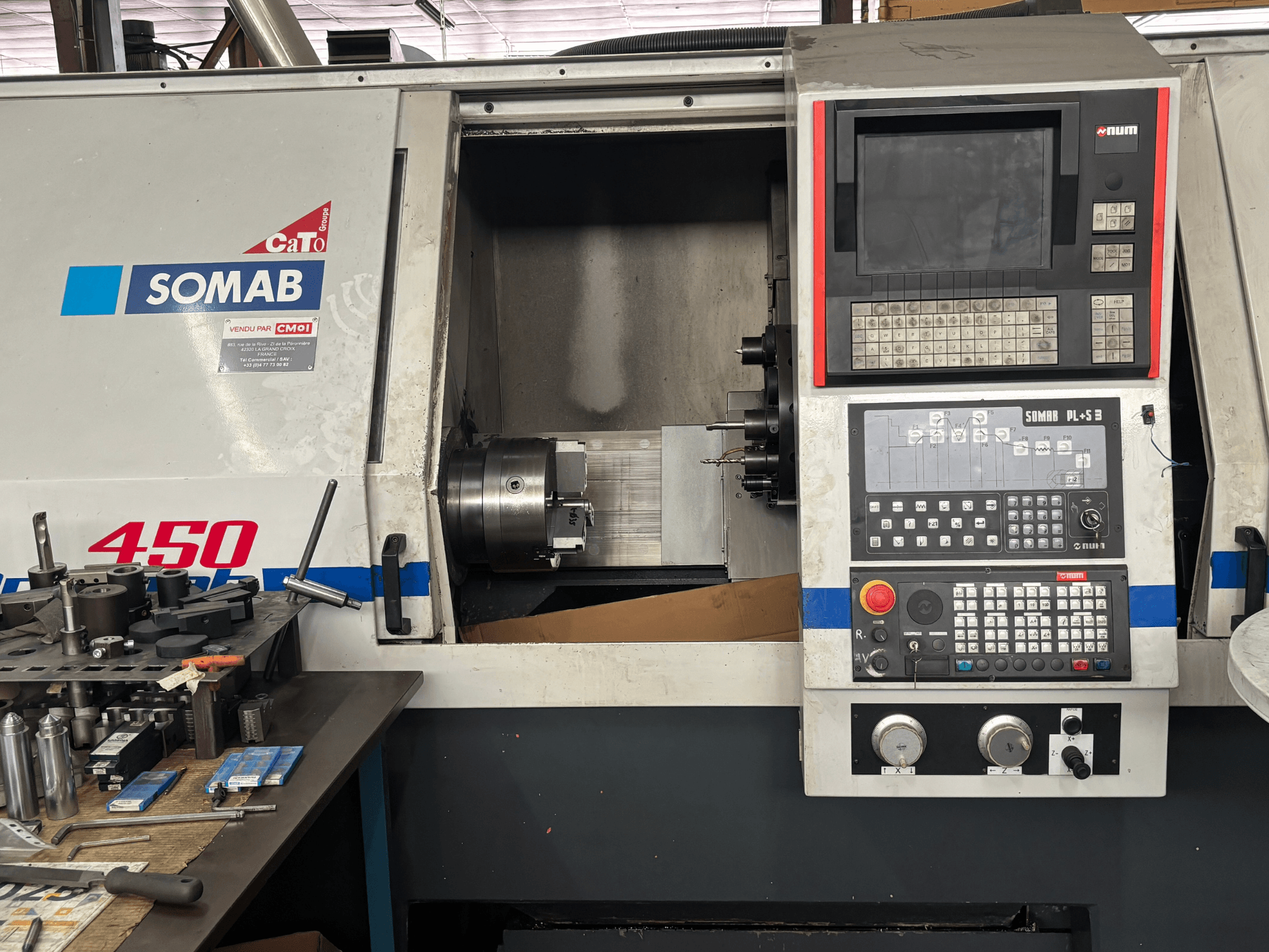 Vorderansicht der weißen Horizontal-Drehmaschine SOMAB OPTIMA 450 mit digitalem Bedienfeld und eingespanntem Werkstück.