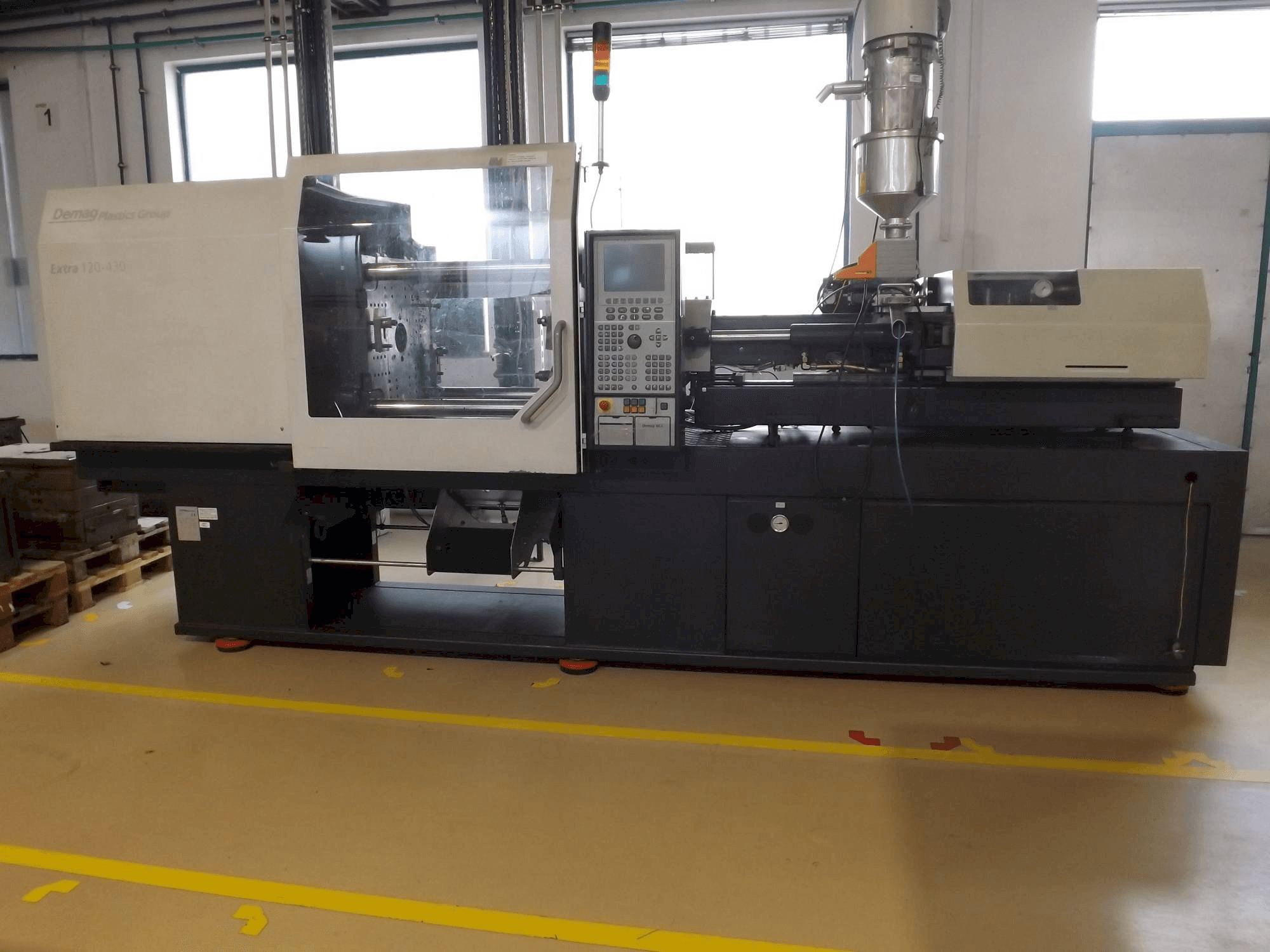 Frontansicht der DEMAG Extra 120-430 Maschine