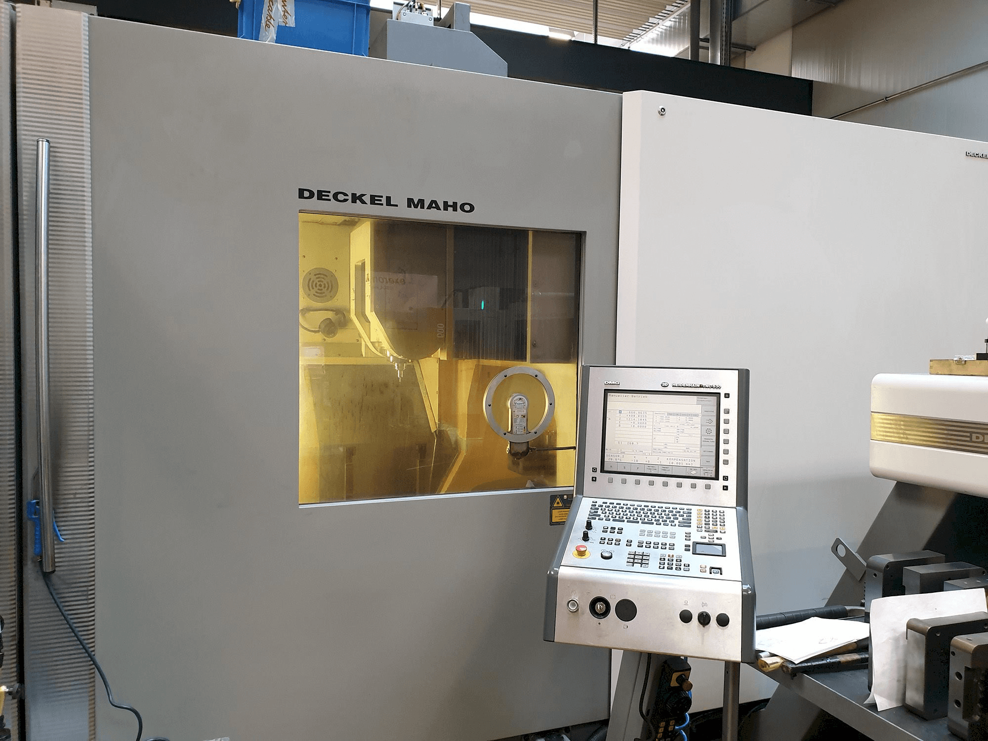 Frontansicht der DECKEL MAHO DMC 105V Linear Maschine