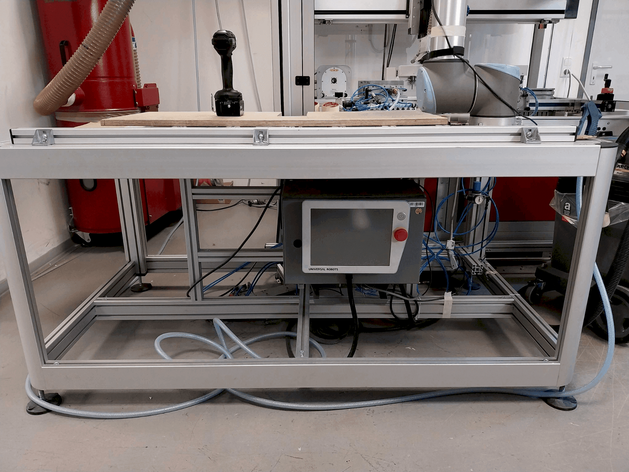 Frontansicht der Universal Robots UR10 CB Maschine