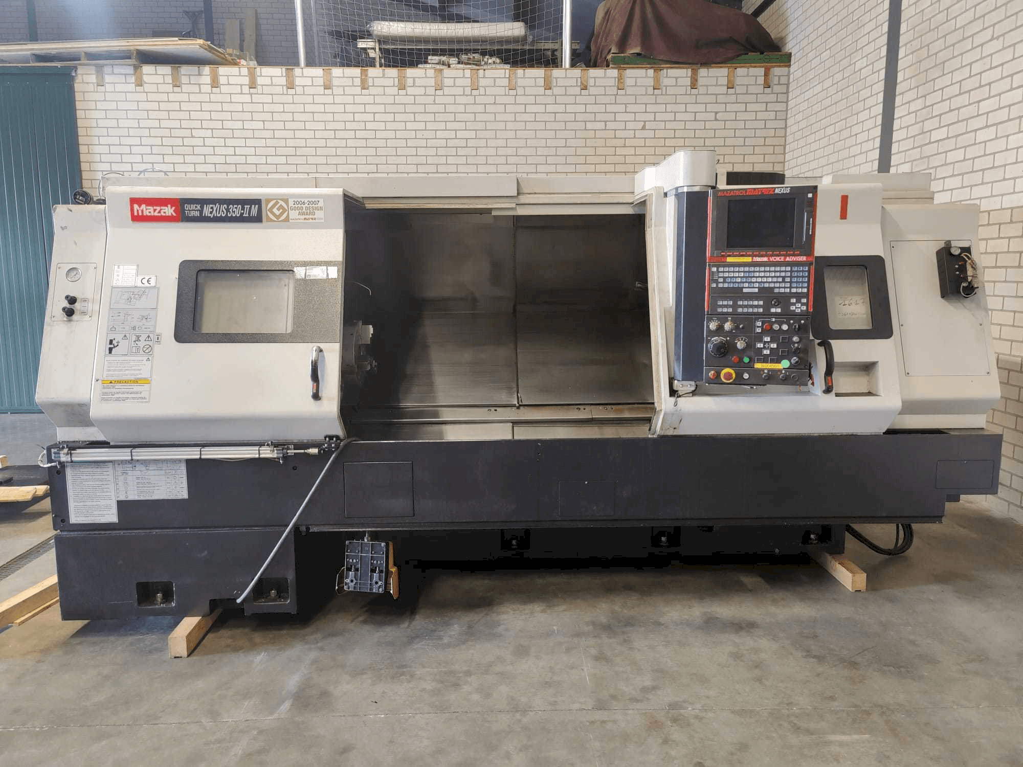 Frontansicht der Mazak Quick Turn Nexus 350-II M Maschine