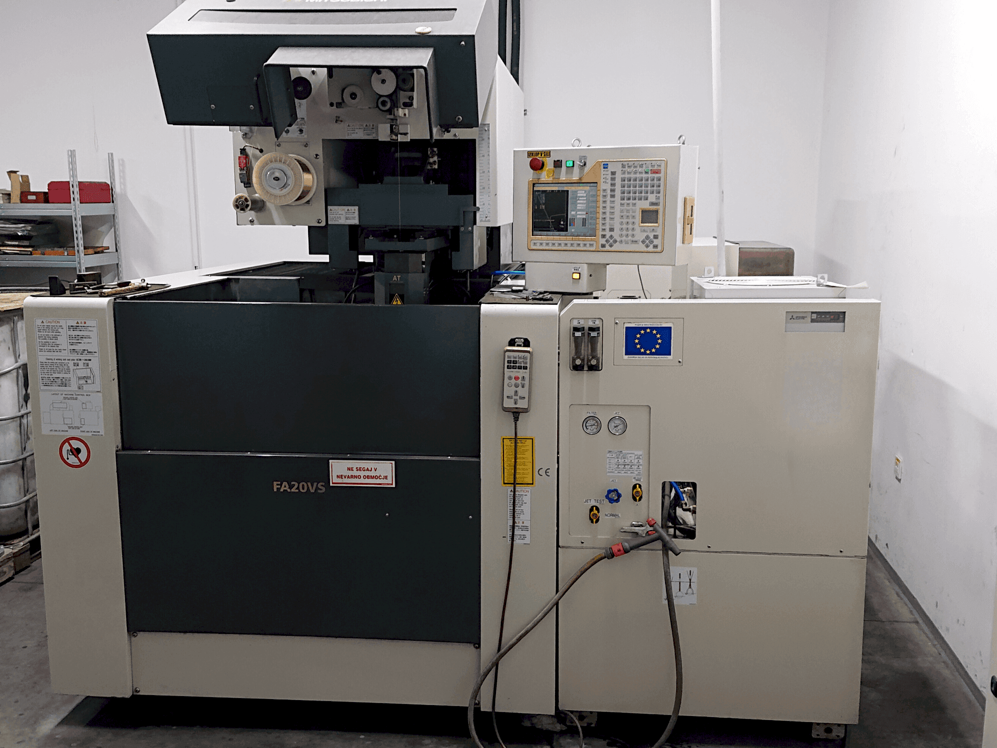 Frontansicht der Mitsubishi Electric FA20-VS Maschine