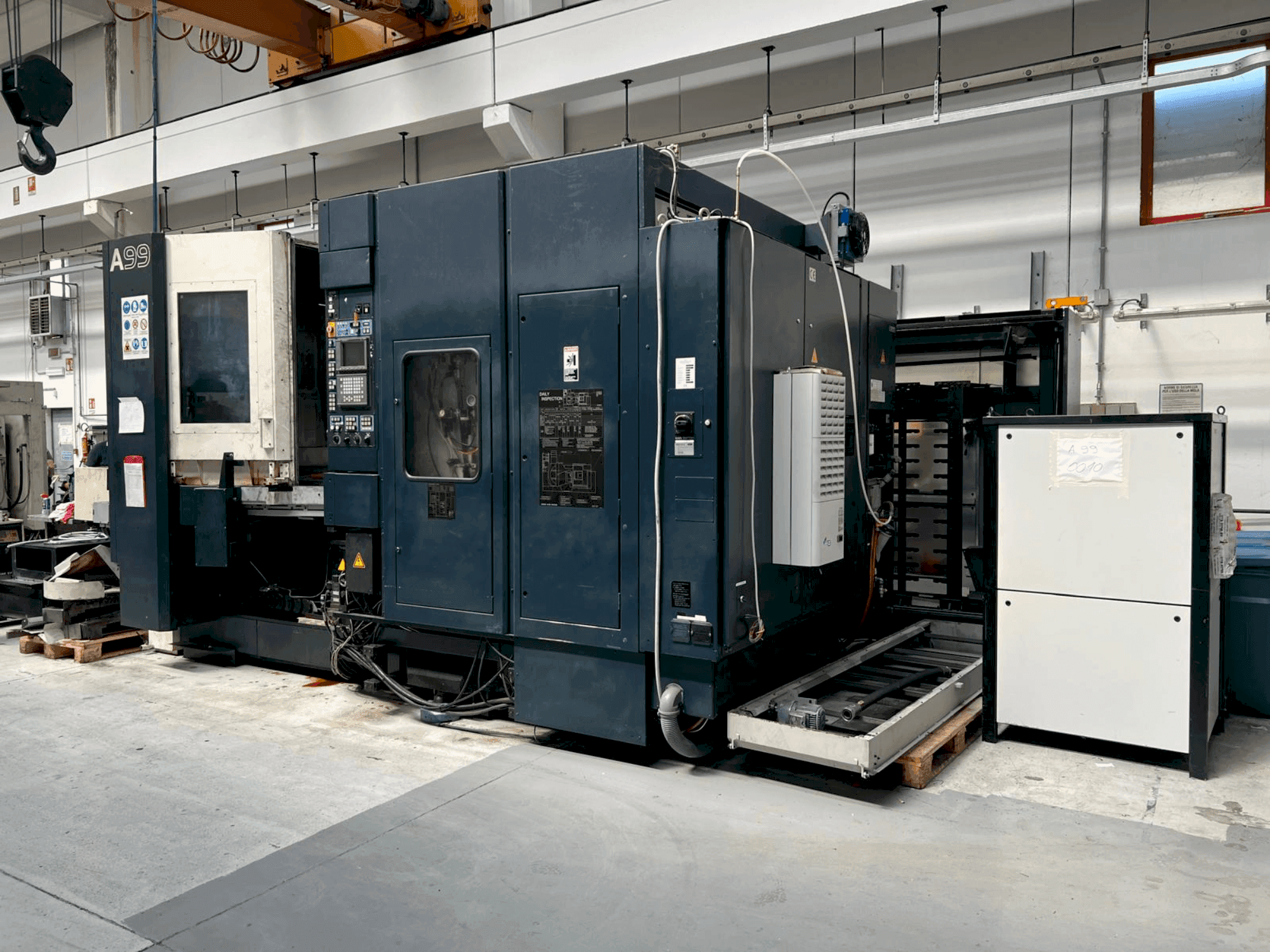 Frontansicht der Makino A99-A132 Maschine