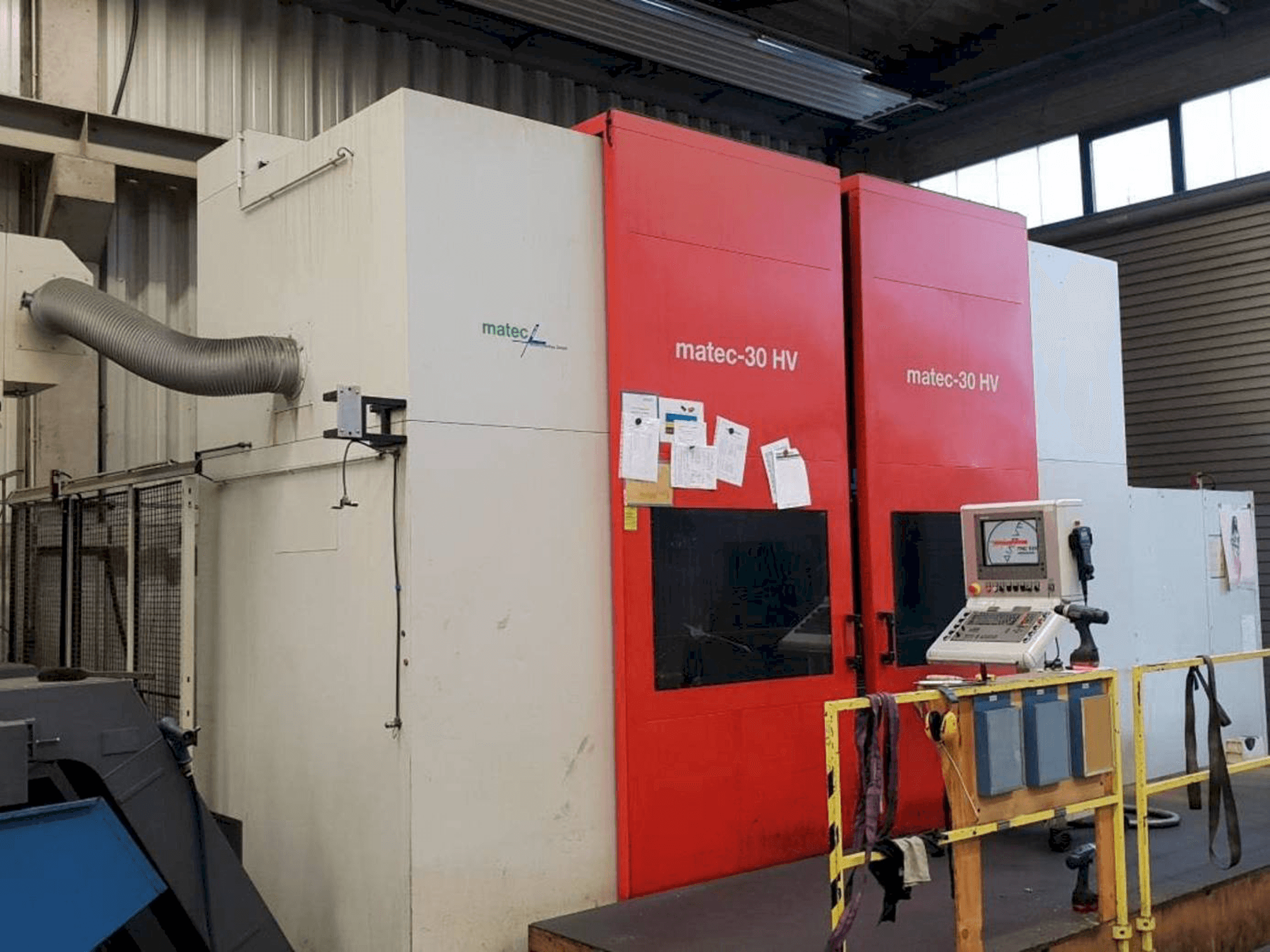 Frontansicht der Matec 30 HV Maschine