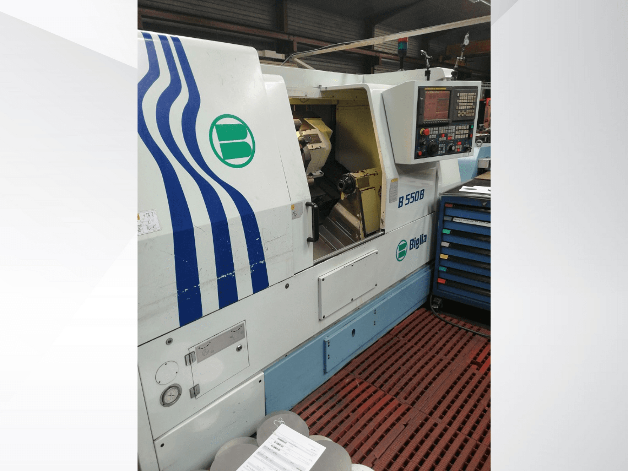 Biglia B 550 B CNC-Drehmaschine von vorne, mit Bedienfeld, Metallbearbeitungsbereich und buntem Werkzeuglager.