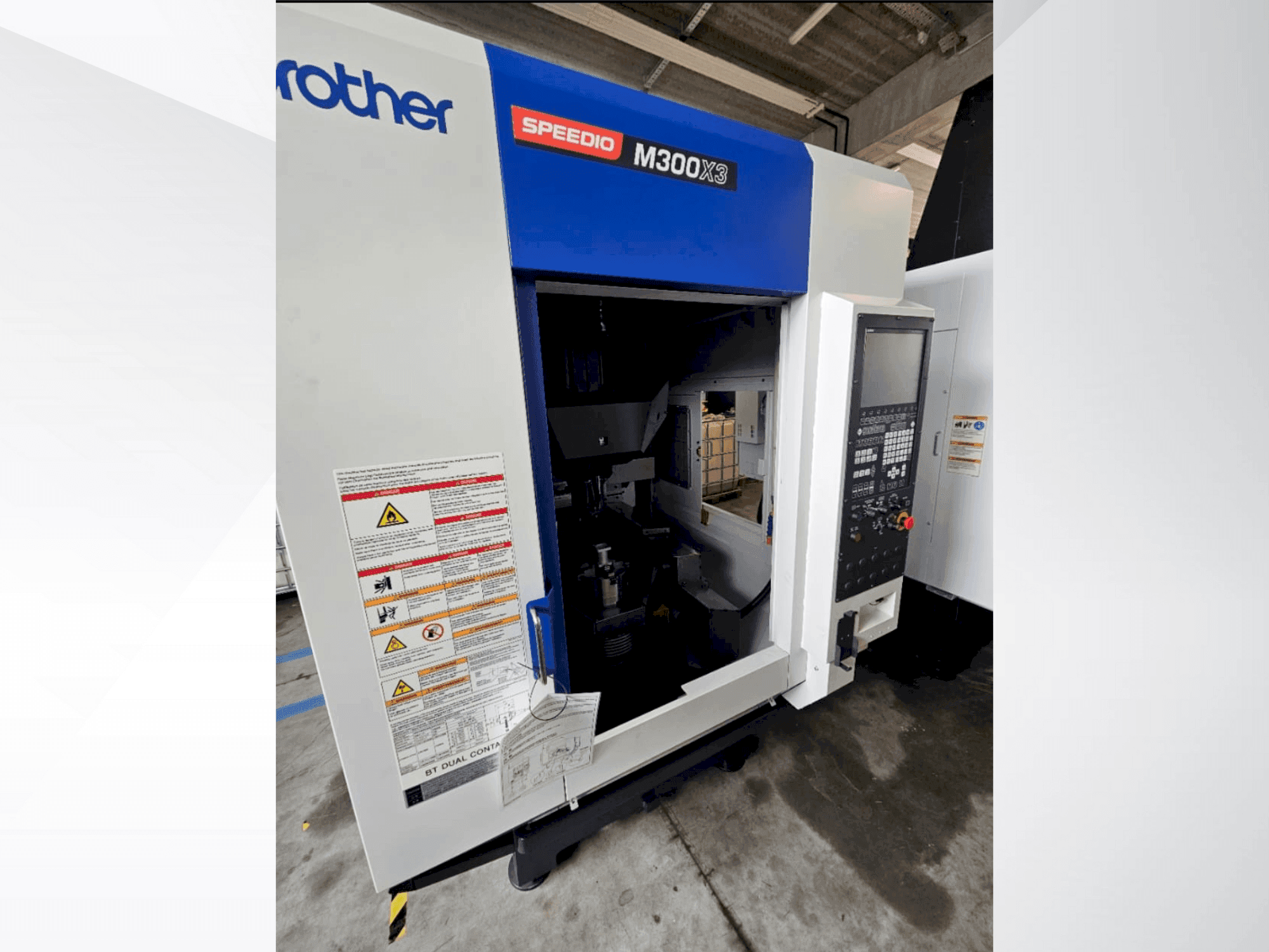 Frontansicht der Brother Speedio M 300 X3 Maschine