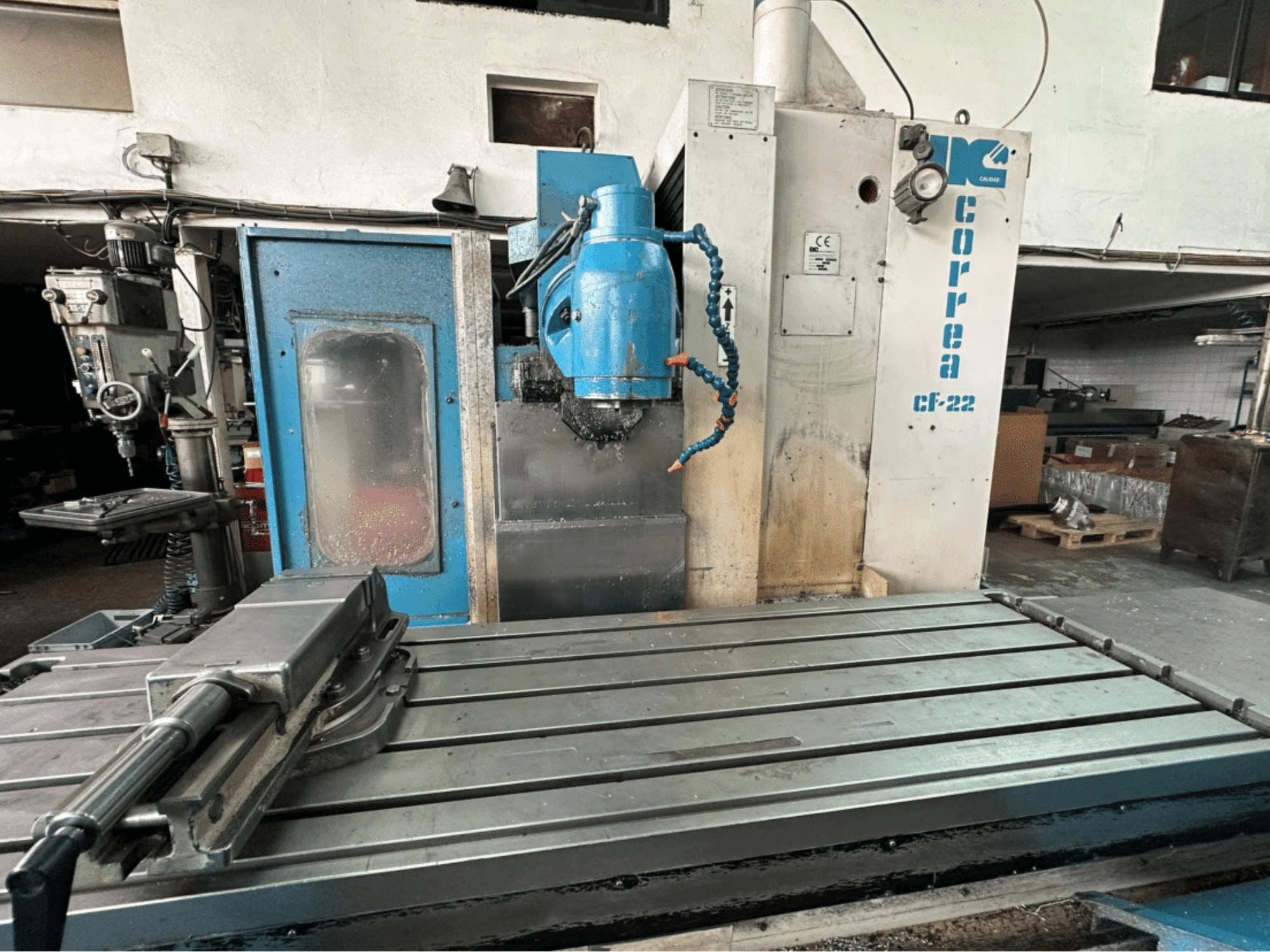 Correa CF-22 Fräsmaschine, Vorderansicht; mit einem Arbeitstisch aus Metall und einem blau-weißen Bedienfeld mit Knöpfen.