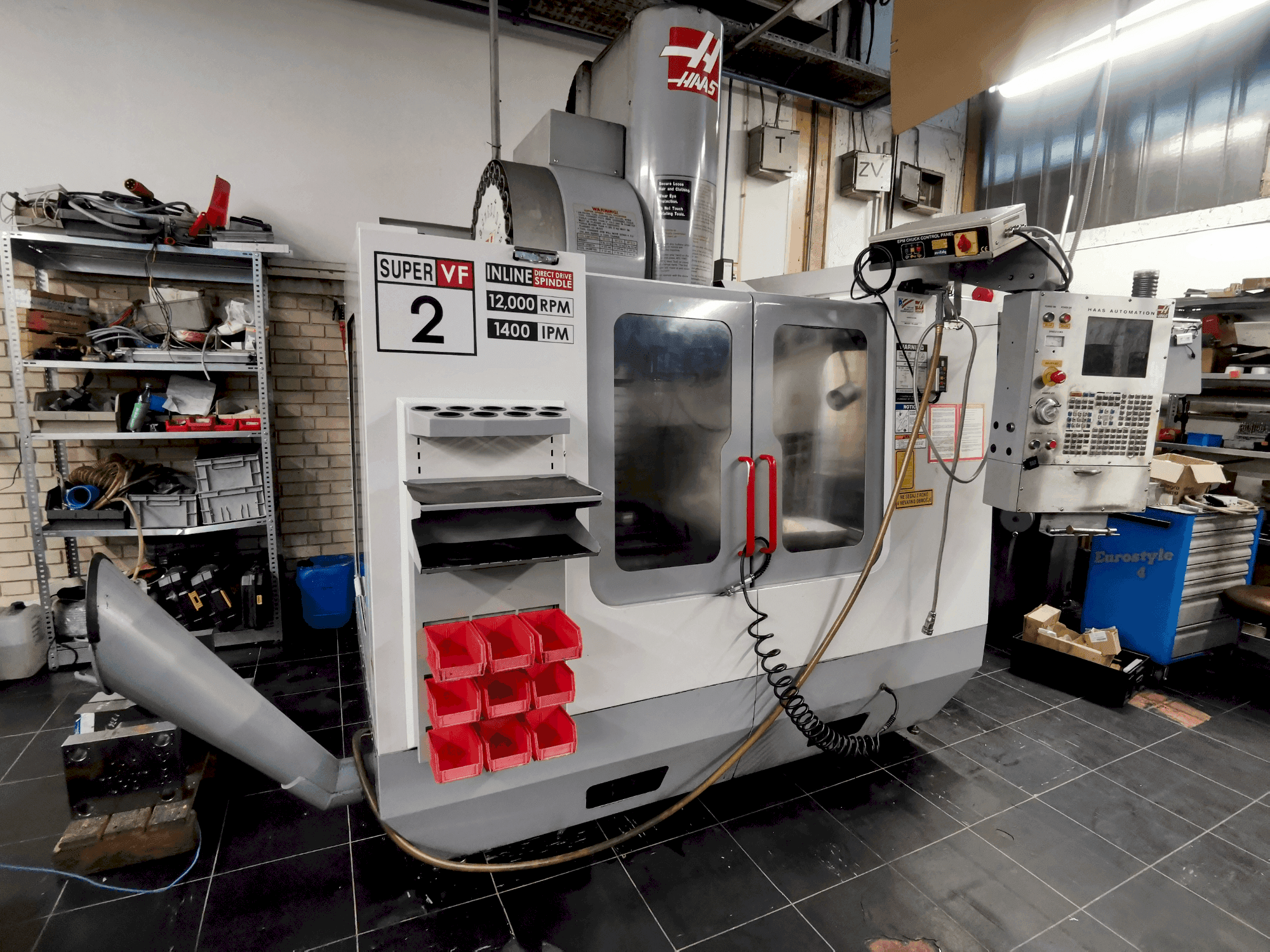 Frontansicht der HAAS VF-2 SSHE Maschine