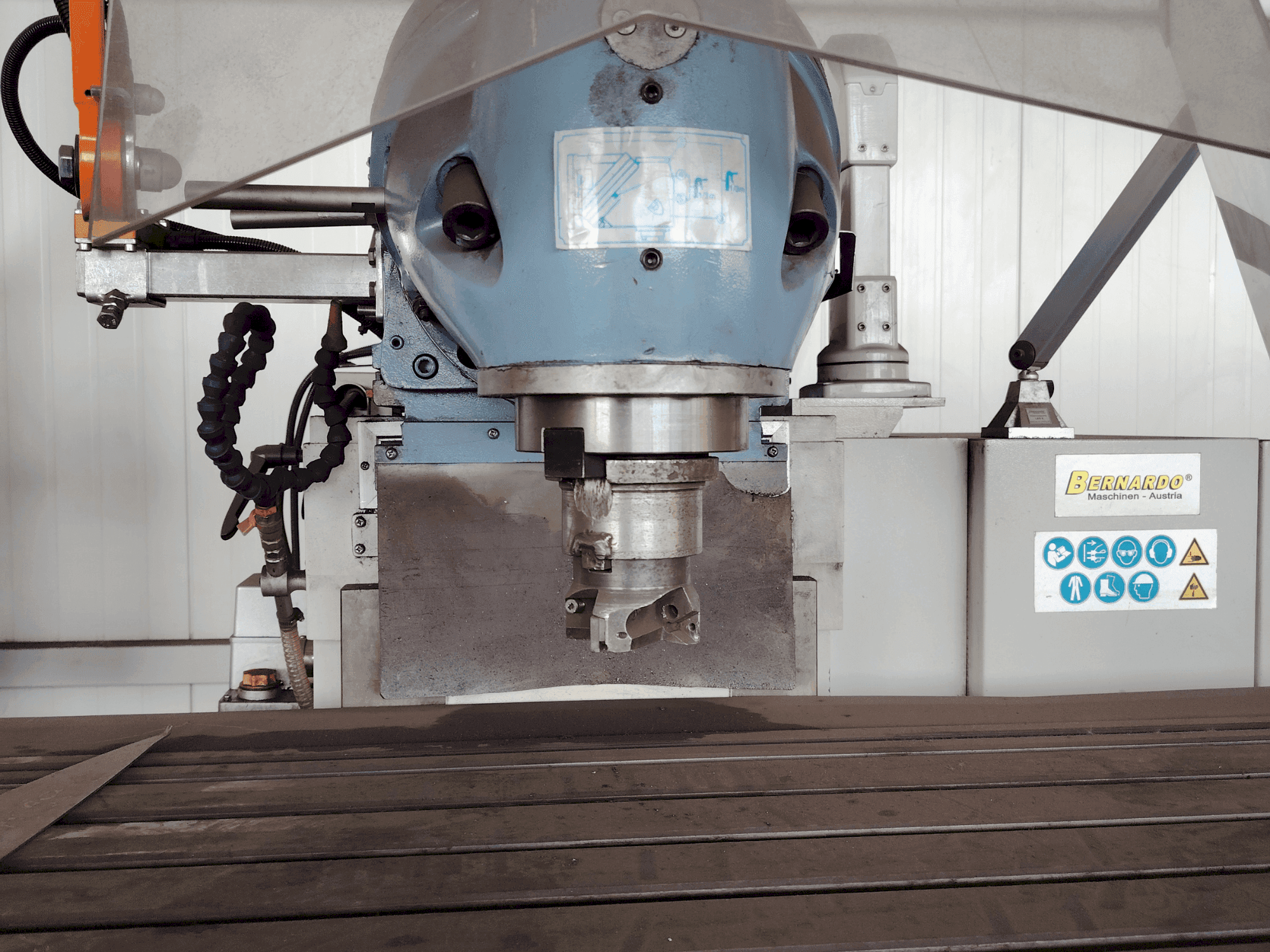 Frontansicht der Bernardo Variomill FU 2000E Servo Maschine