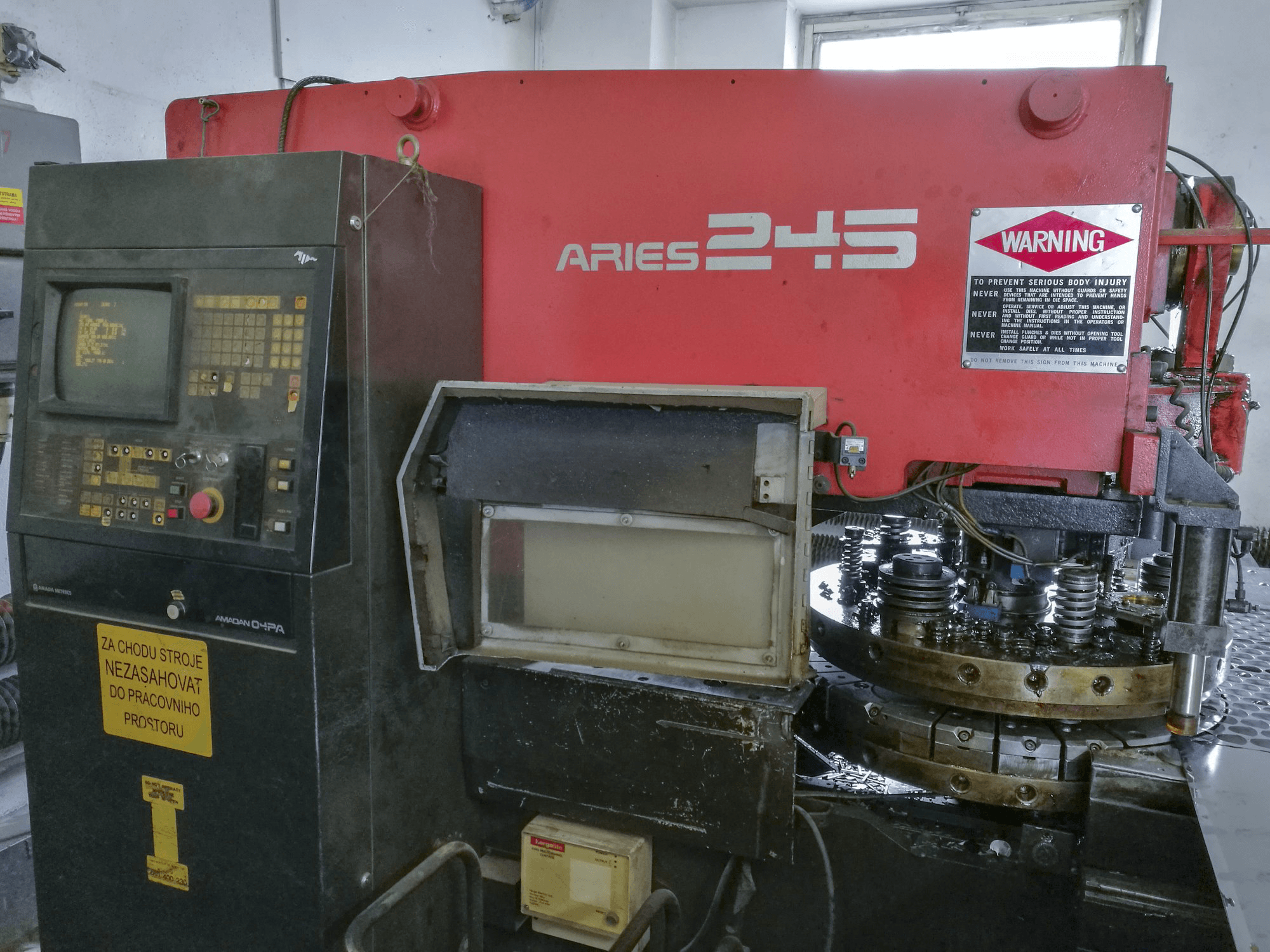Frontansicht der AMADA ARIES 245 Maschine