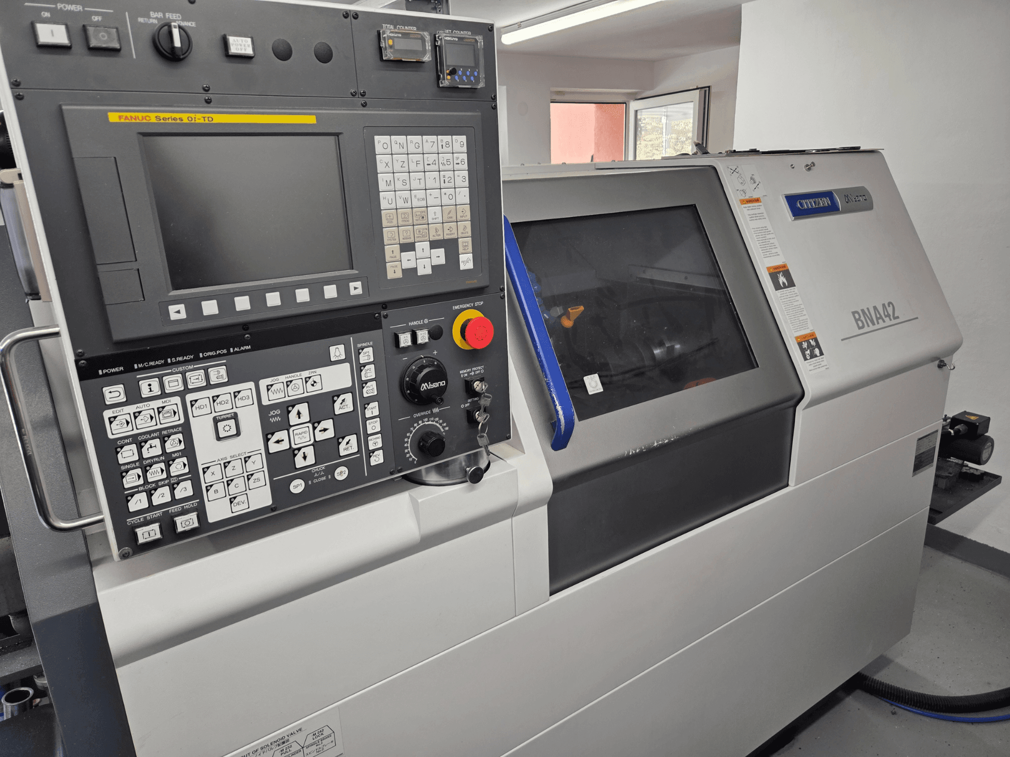 Horizontaldrehmaschine Miyano BNA42S2, Vorderansicht mit Bedienfeld, FANUC-Schnittstelle der Serie Oi-TD und Display.