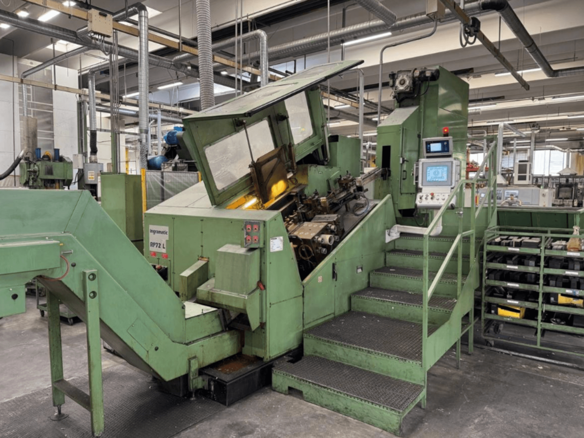 Ingramatic RP72 L, Industriemaschine in Grün, Vorderansicht; mit Bedienfeld und Stufen mit Metallgitterplattform.