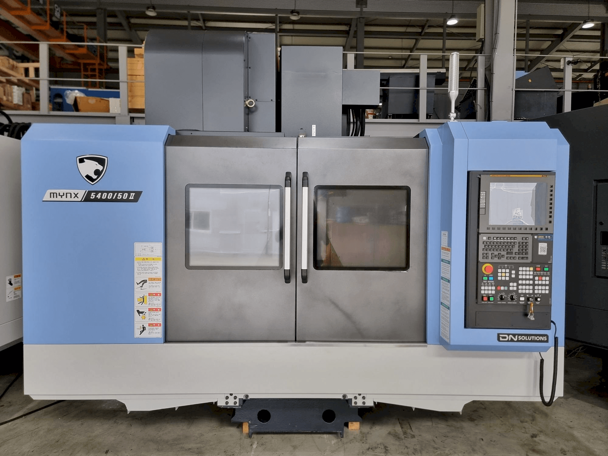 Frontansicht der DOOSAN MYNX 5400/50 Maschine