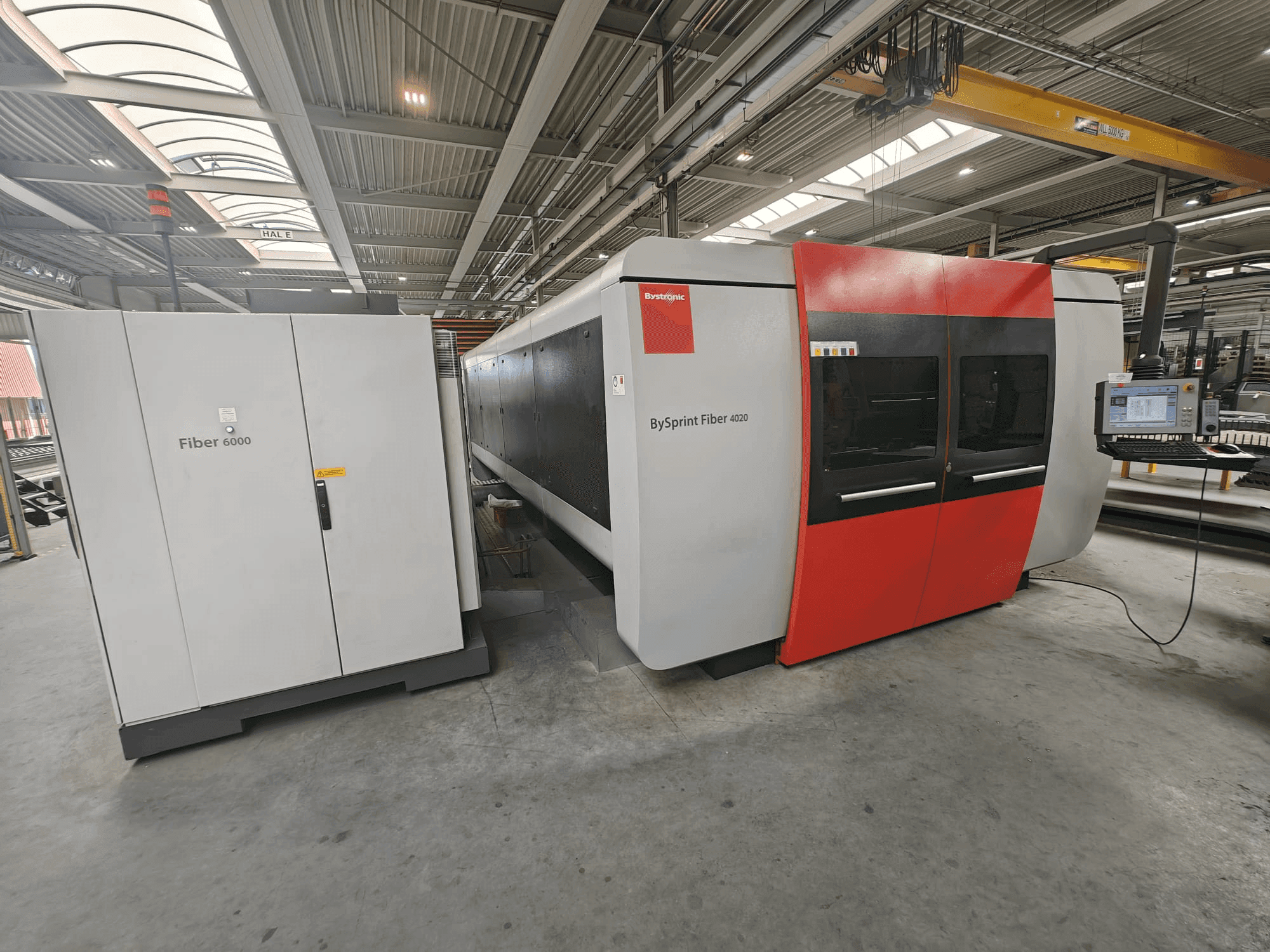 Frontansicht der Bystronic BySprint Fiber 4020 + ByTrans Extended 4020 Maschine