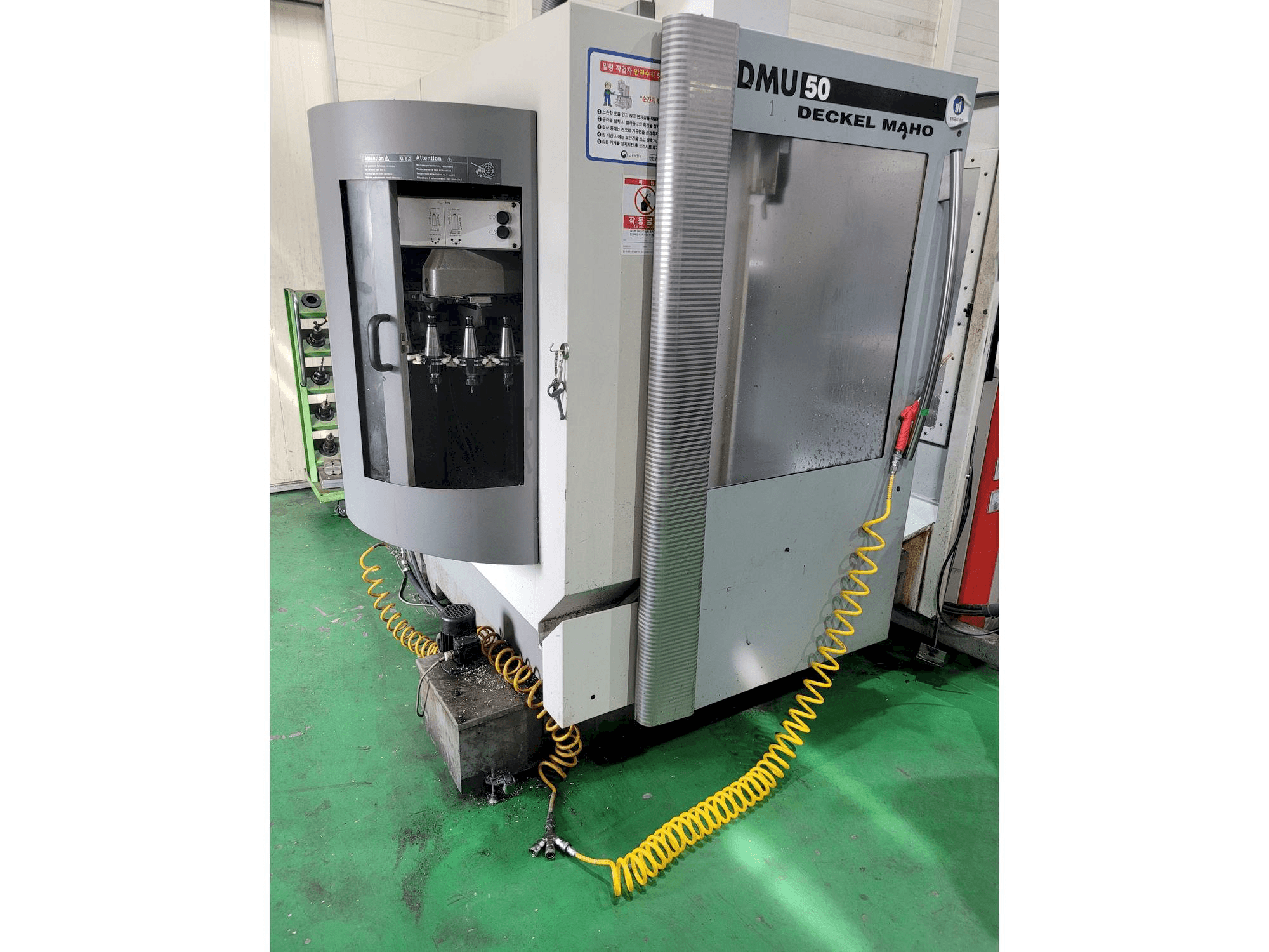 Frontansicht der DECKEL MAHO DMU 50 Maschine