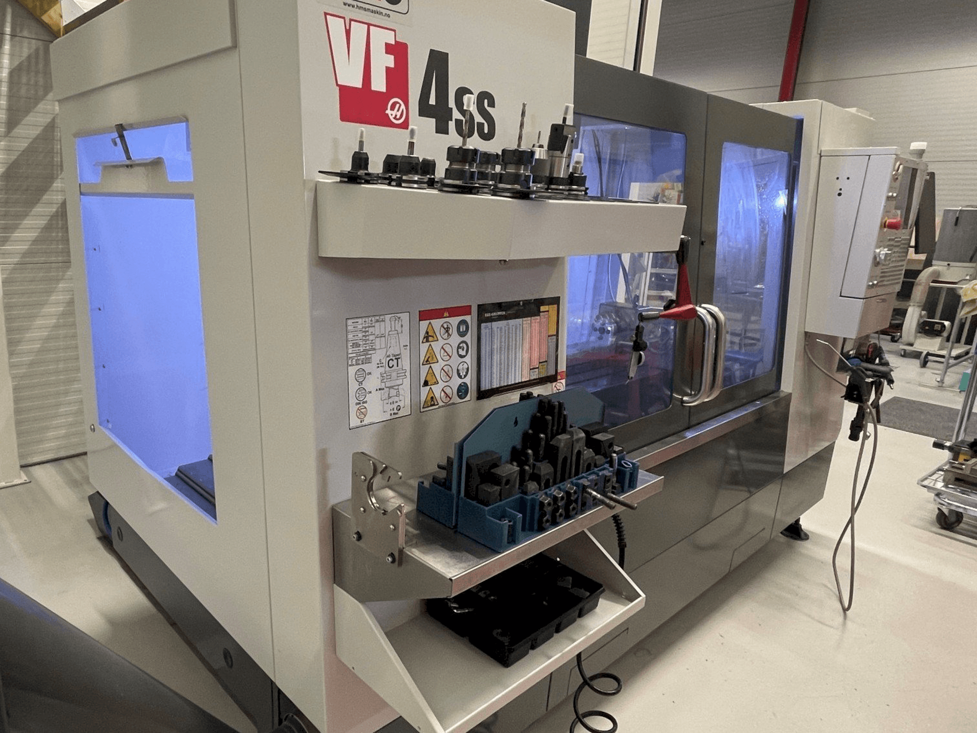 Frontansicht der HAAS VF 4SS Maschine