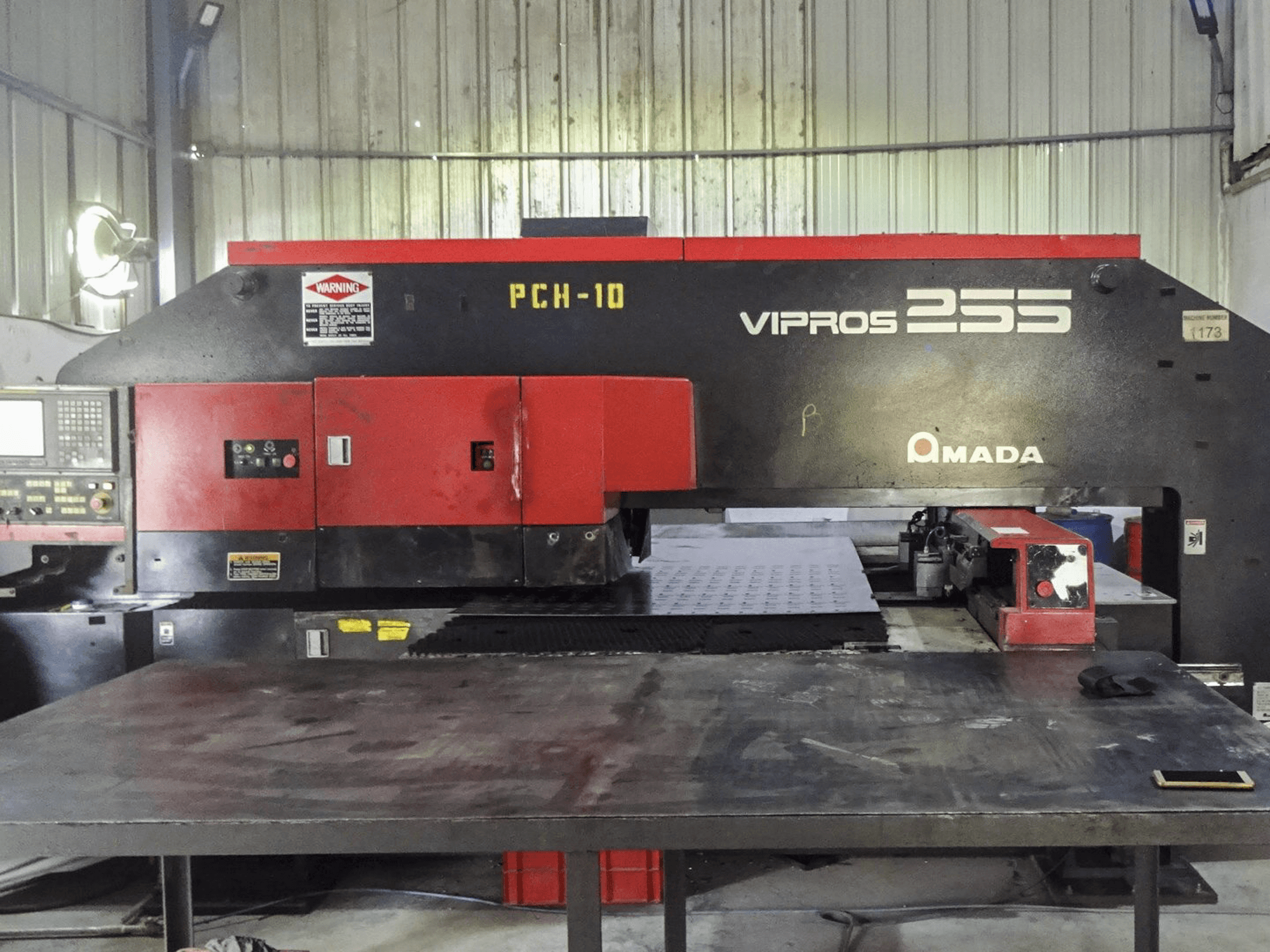 Frontansicht der AMADA Vipros 255 Maschine