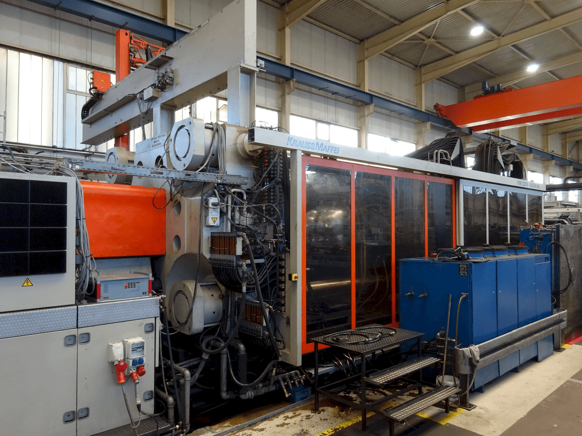 Frontansicht der Krauss Maffei 3200-62000 M Maschine