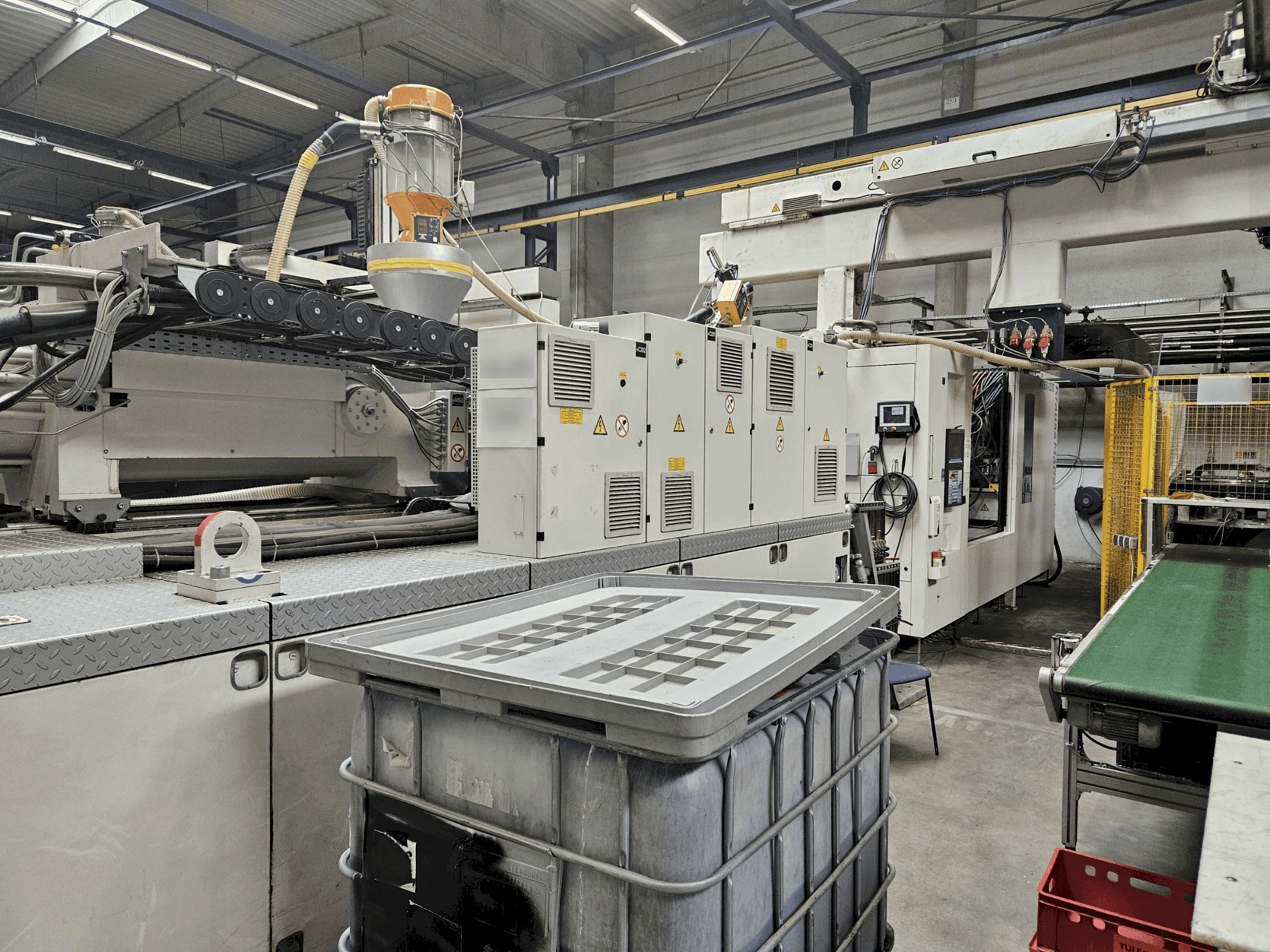 Frontansicht der Krauss Maffei 850-12000 MX Maschine