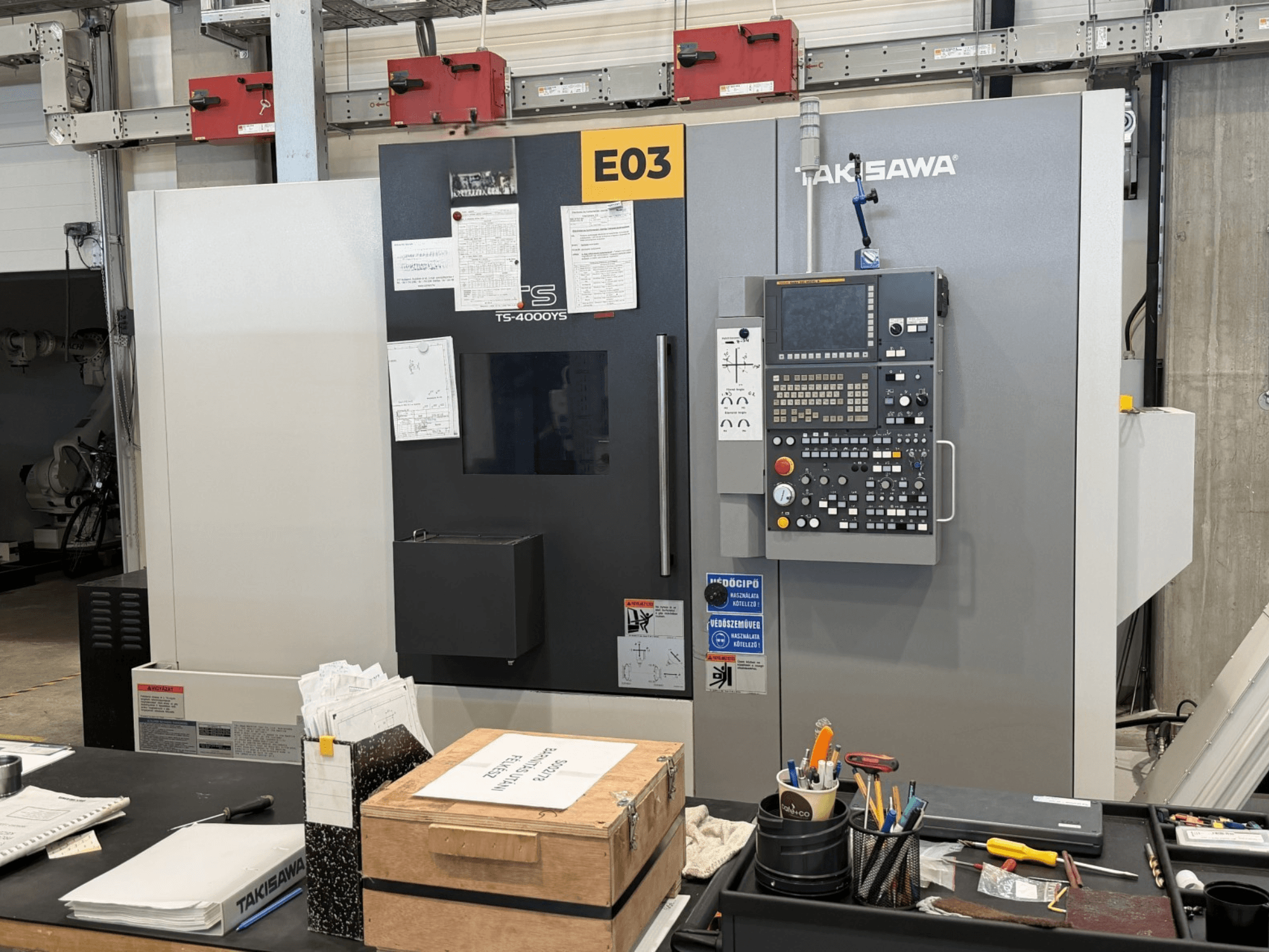 Das Dreh-Fräszentrum Takisawa TS-4000YS von vorne gesehen, mit dem Bedienfeld und den Unterlagen an der Seite.