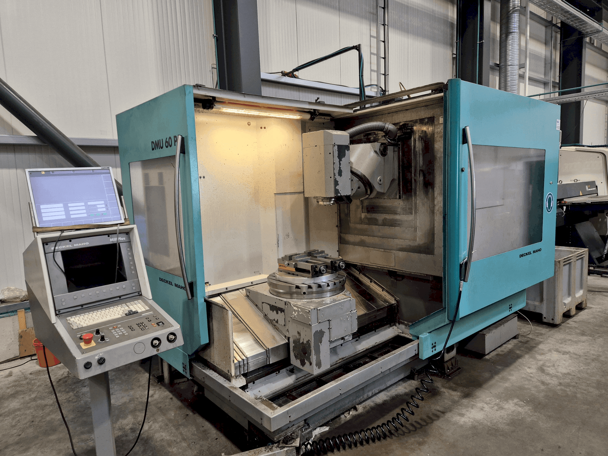 Frontansicht der DECKEL MAHO DMU 60 P Maschine