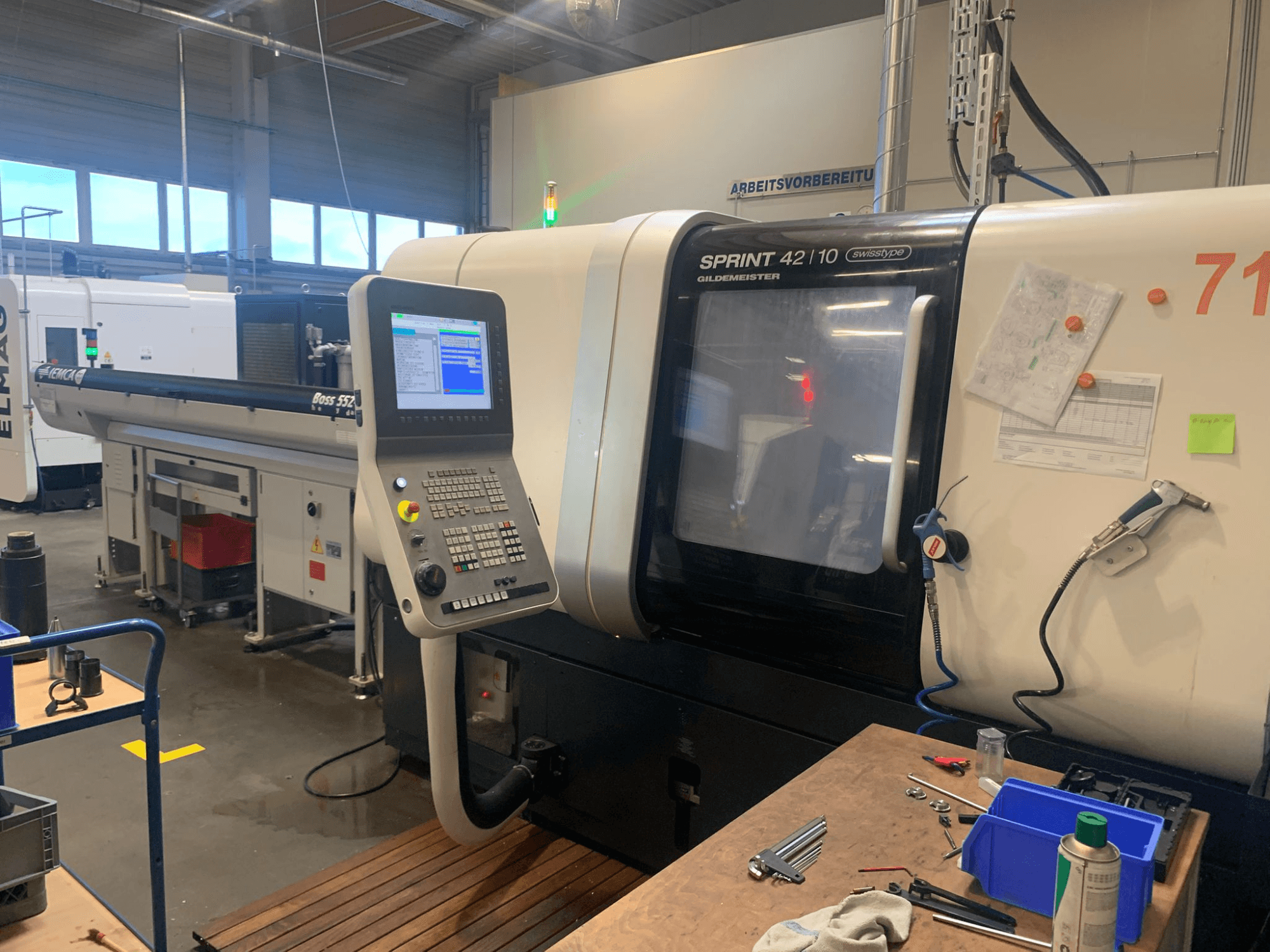 DMG MORI Sprint 42/10 lineare Schweizer Drehmaschine, Vorderansicht, mit Bedienpult und Arbeitsraumübersicht.