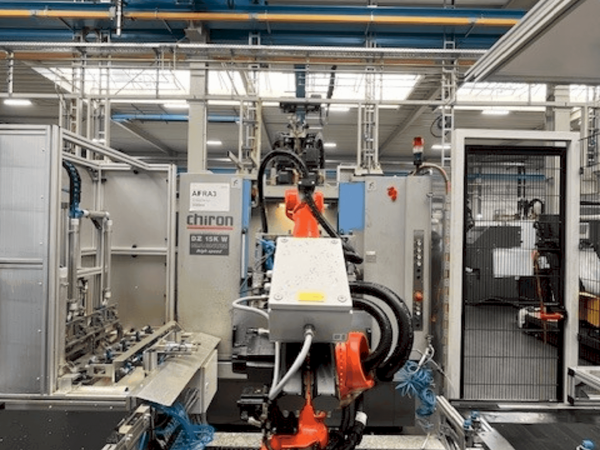 Rechte Ansicht der CHIRON DZ15KWM HS Maschine