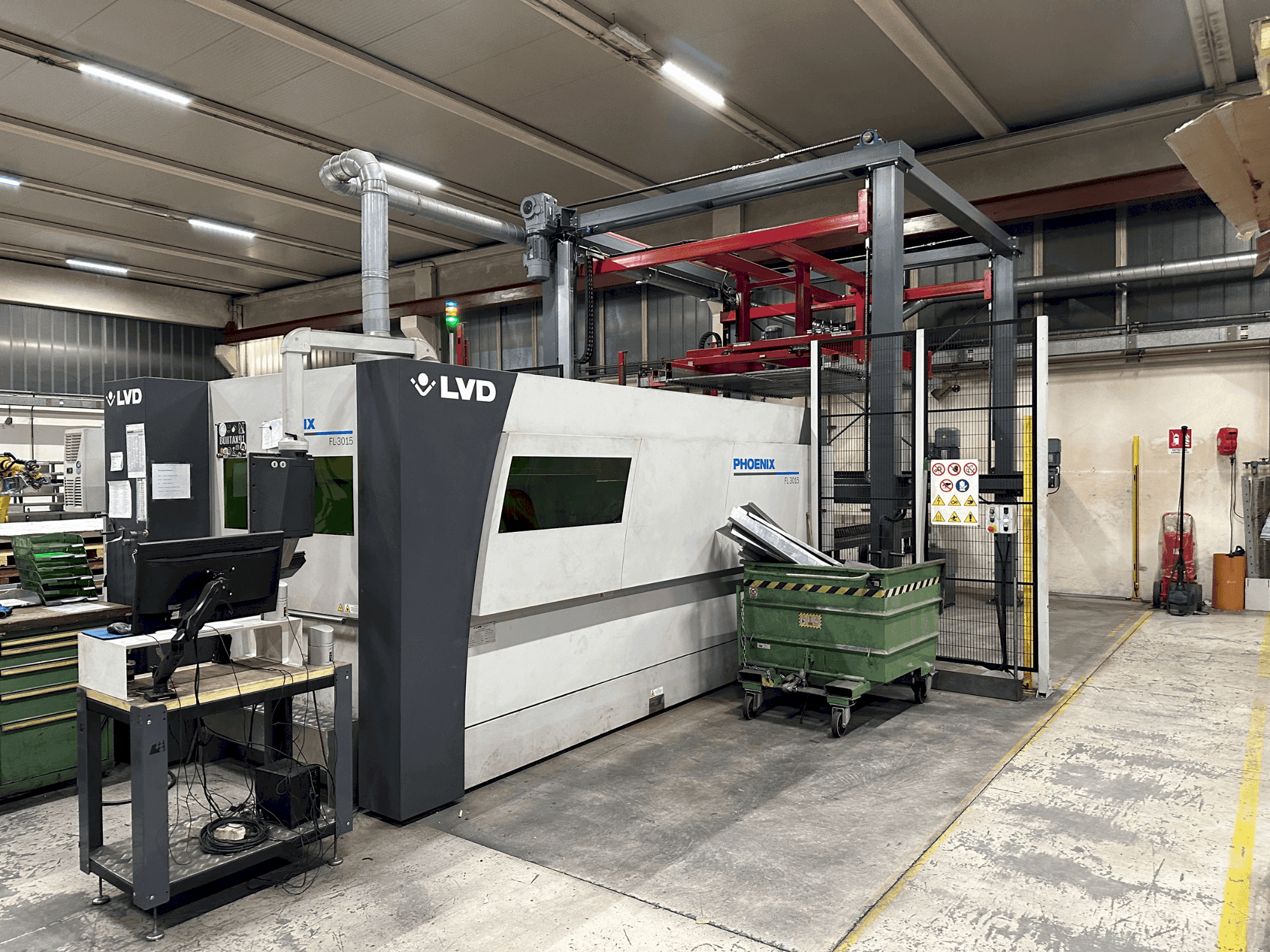 Frontansicht der LVD Phoenix FL 3015 Maschine