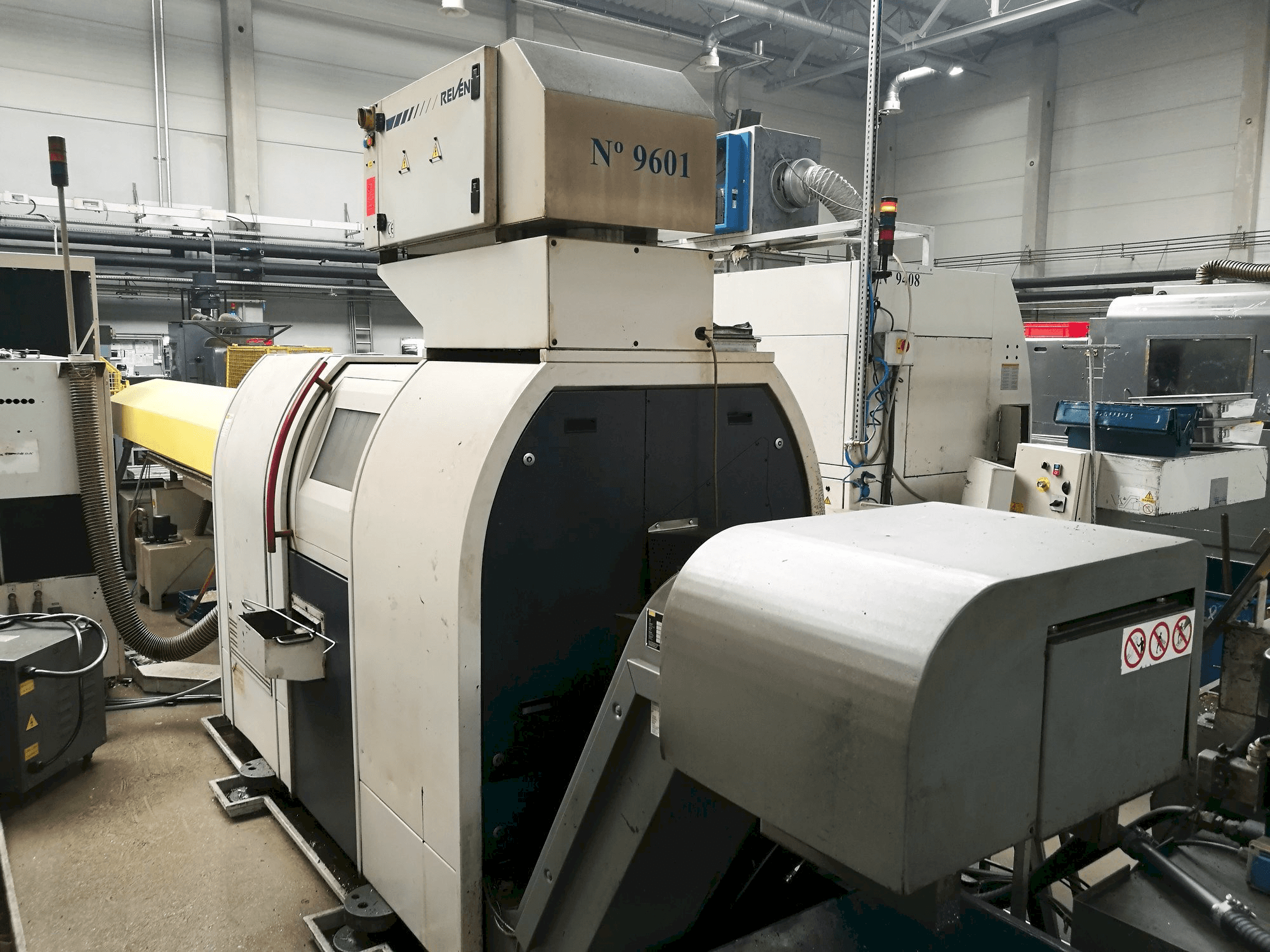 Frontansicht der TRAUB TNL 16/26 Maschine