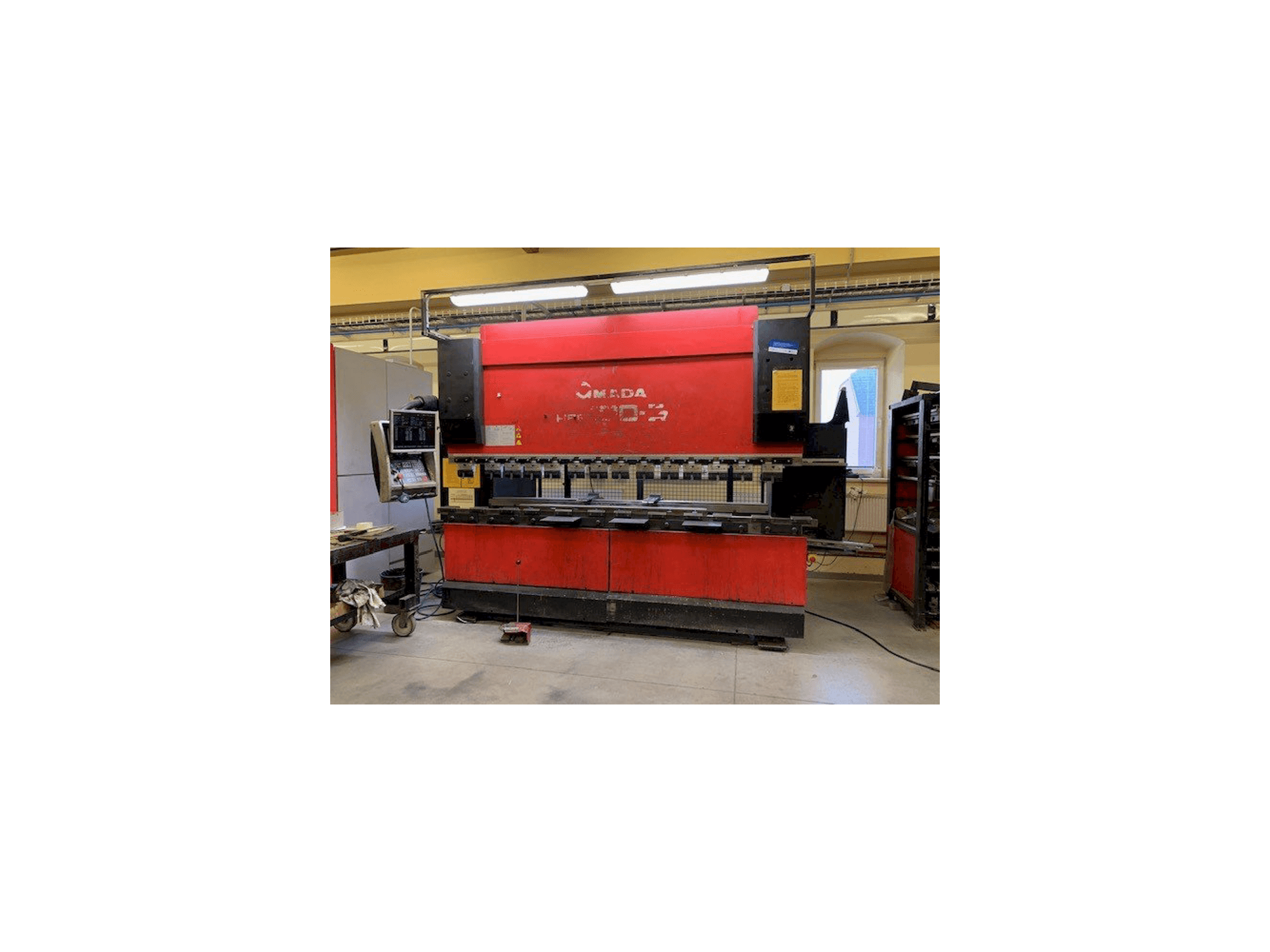 Frontansicht der AMADA HFE 100-3 Maschine