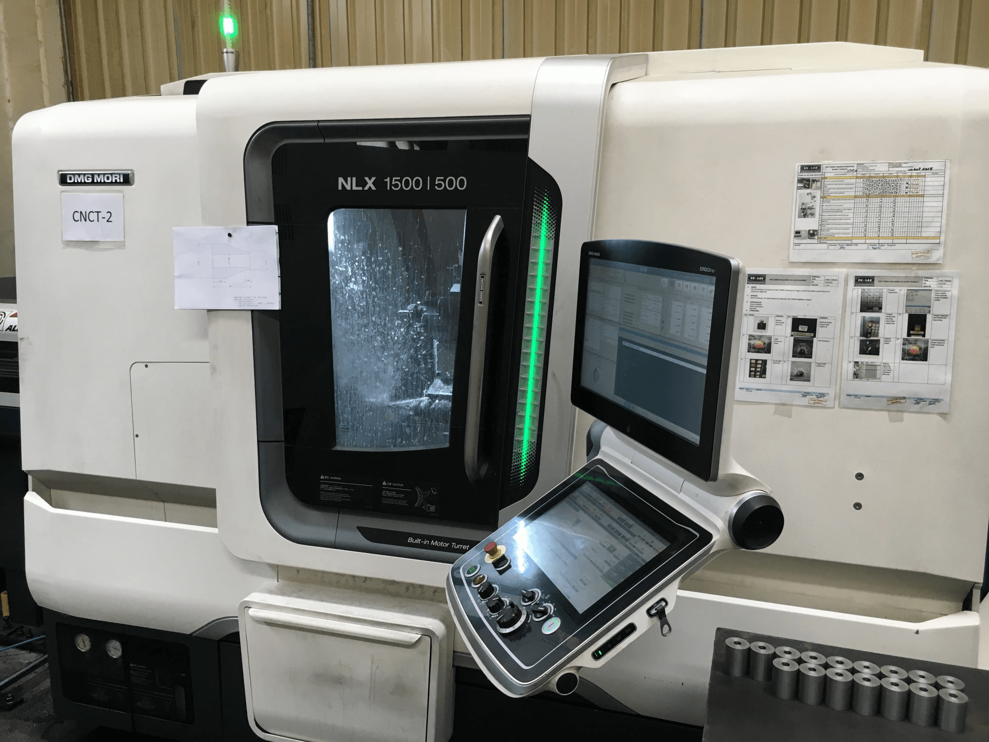 Frontansicht der DMG MORI NLX 1500 SY/500 Maschine