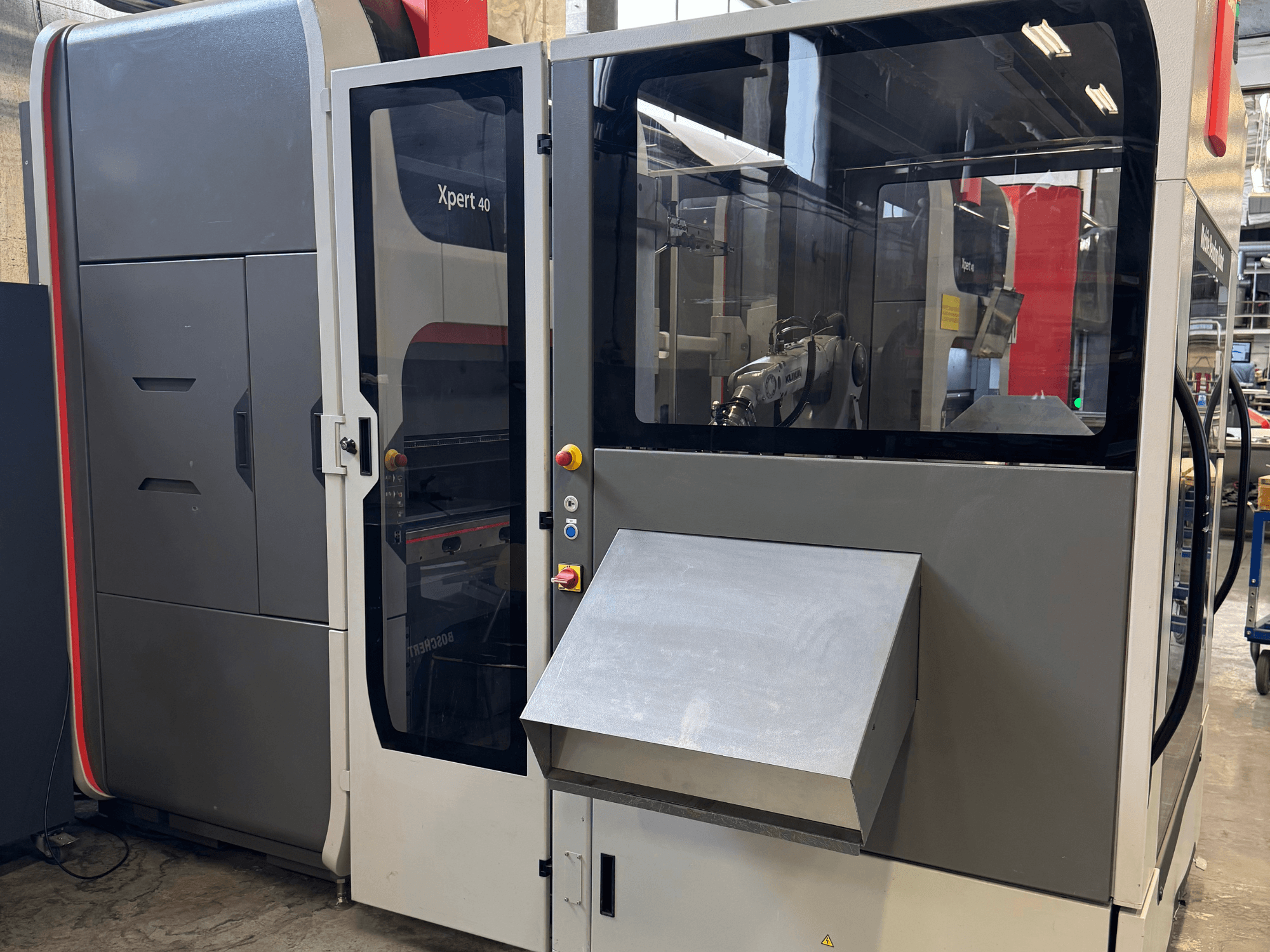 Bystronic Xpert 40/1030 Abkantpresse in der Frontansicht, mit Bedienfeld, Glasgehäuse und klaren Designmerkmalen.