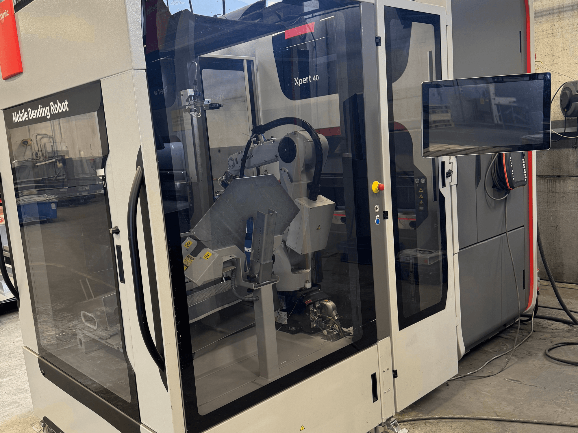 Bystronic Xpert 40/1030 Abkantpresse mit mobilem Biegeroboter, Frontansicht mit Bedienfeld und Roboterkomponenten.