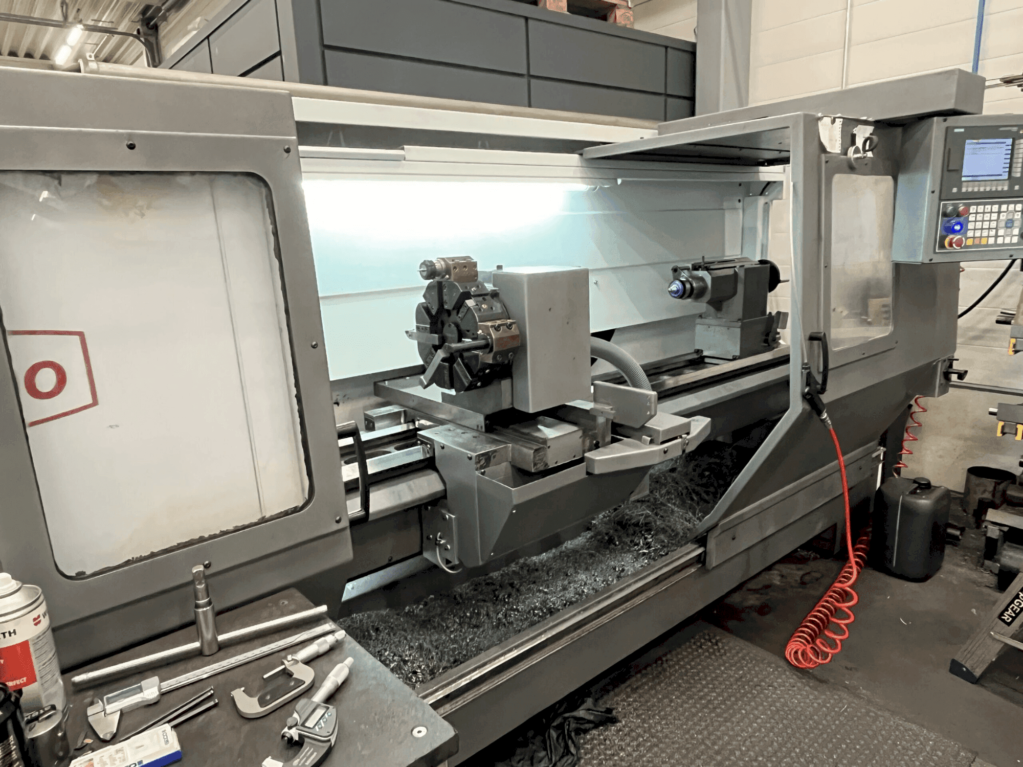 Frontansicht der Pinacho SE 325/2000 Maschine