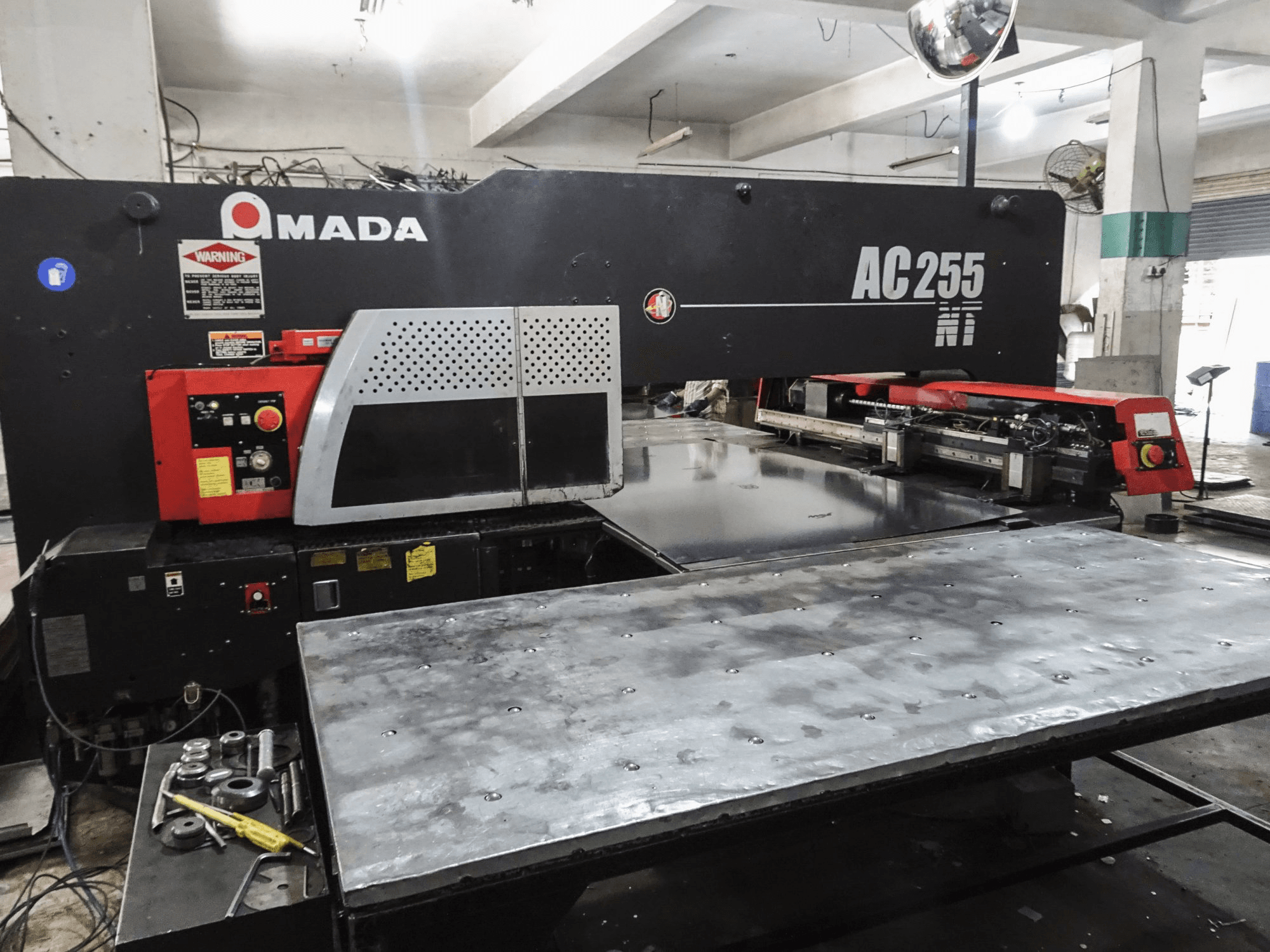 Frontansicht der AMADA AC 255NT Maschine