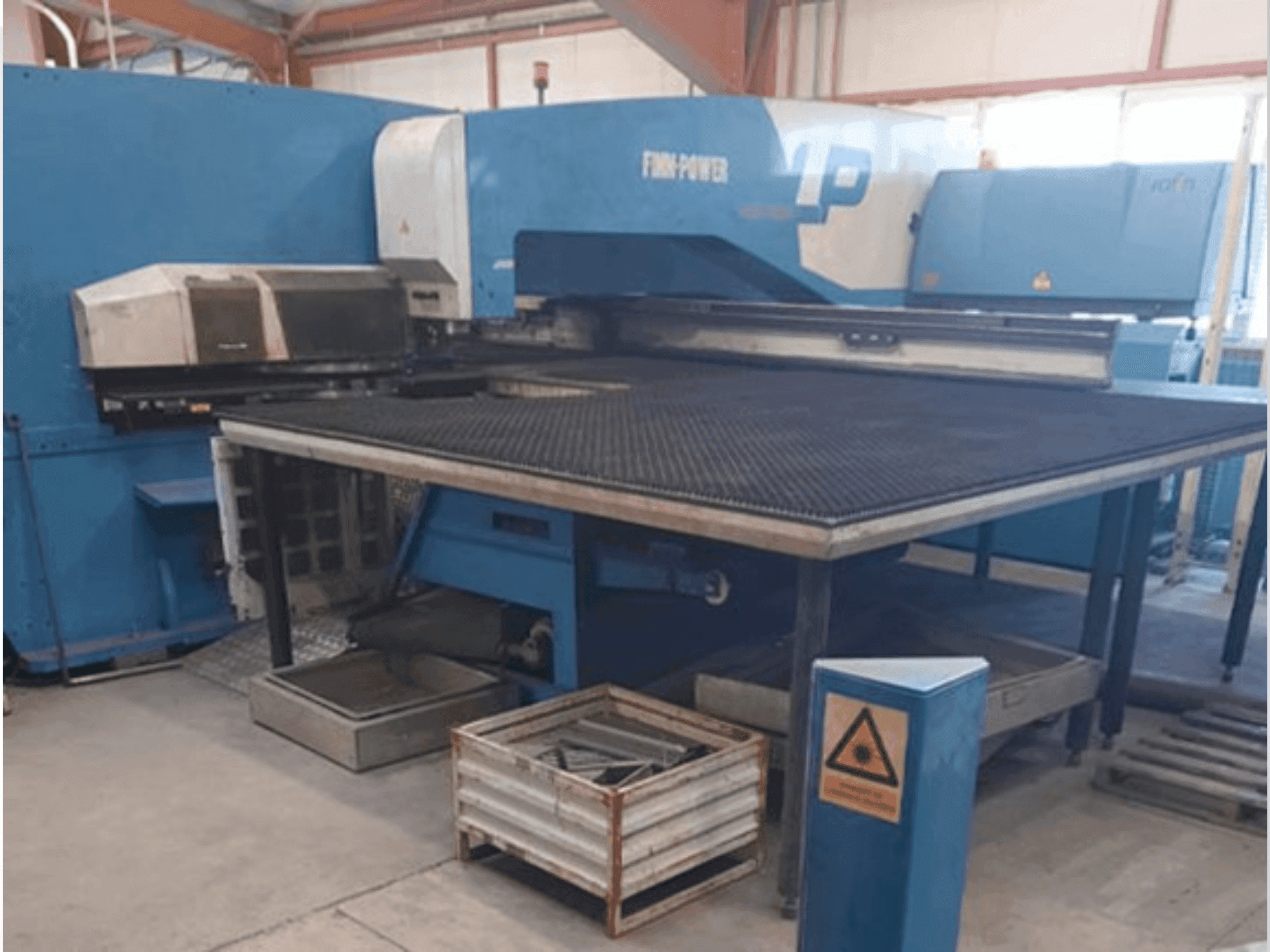 Frontansicht der Finn-Power LP6 Maschine