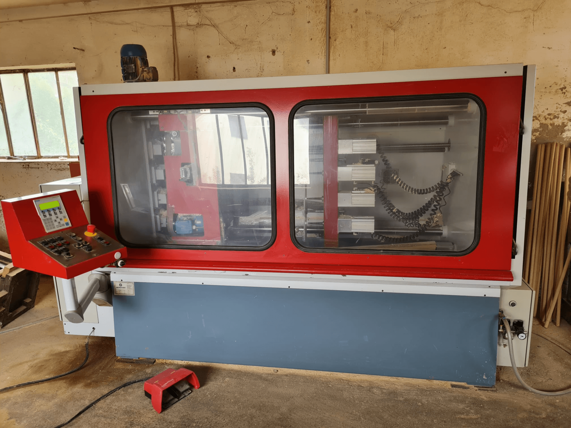 WEIRATHER KS1300/4 Holzfräse in der Frontansicht, mit Bedienfeld, transparentem Gehäuse und sichtbaren internen Komponenten.