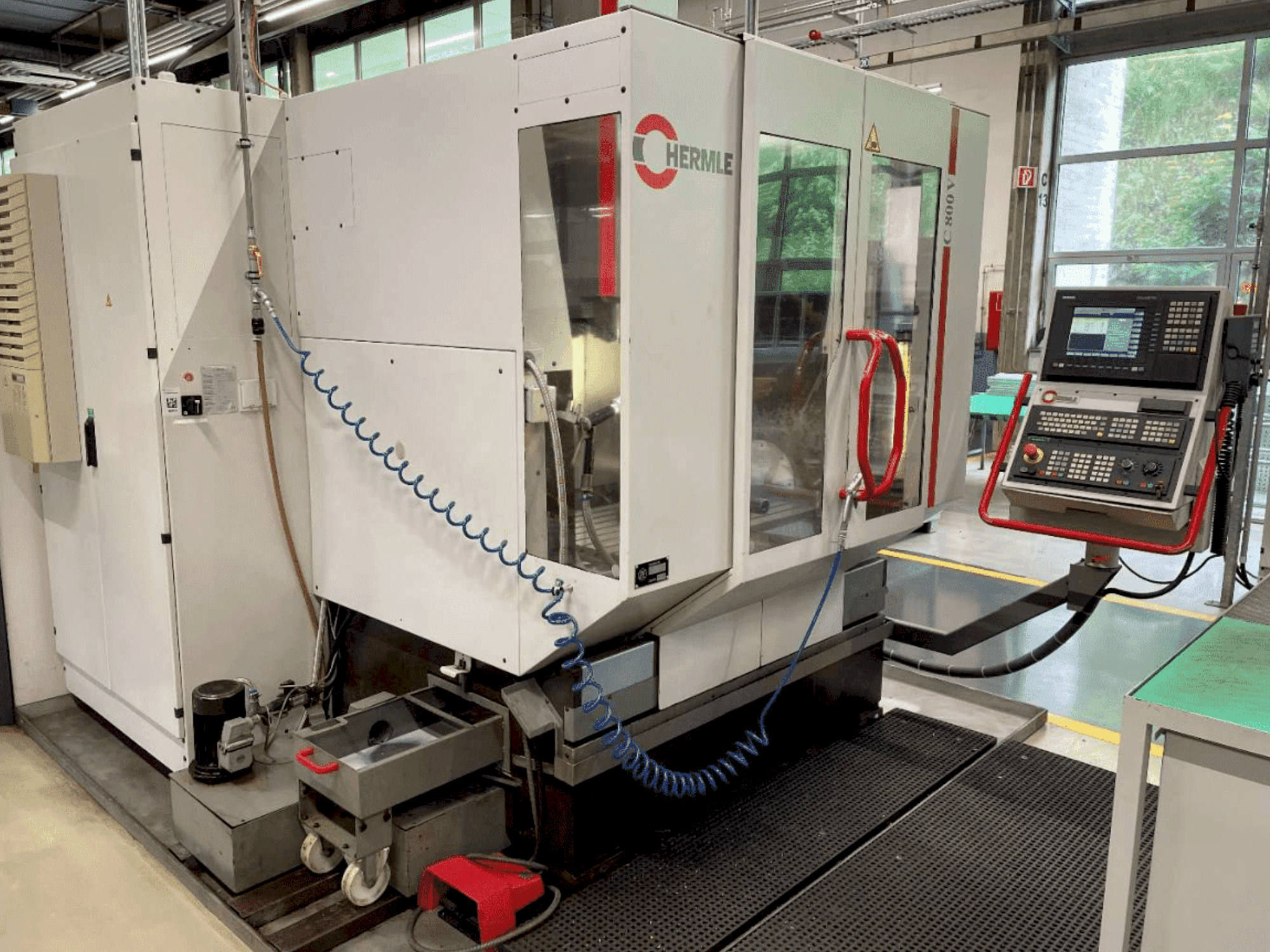 Frontansicht der HERMLE C800V Maschine