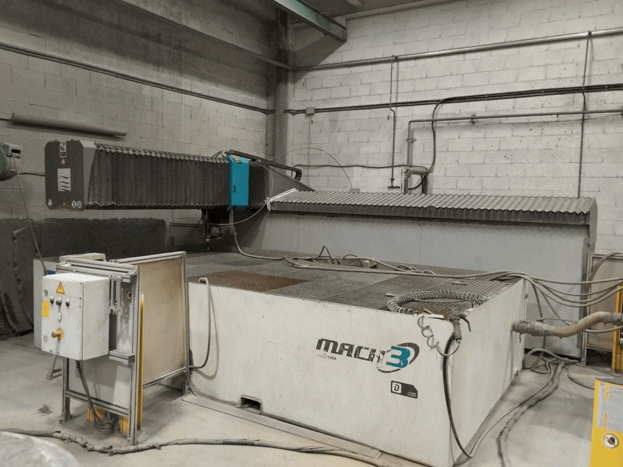 Frontansicht der Flow Mach3 4020B Maschine