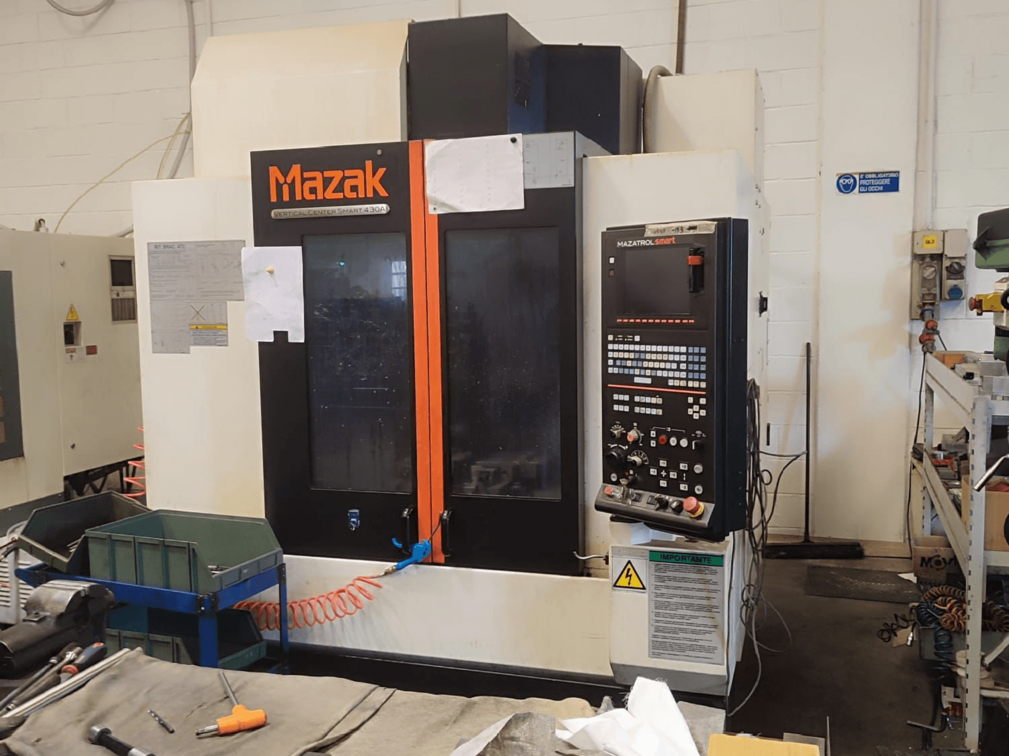 Mazak VCS 430A Vertikal-Bearbeitungszentrum, Frontansicht mit Bedienfeld und Bedienelementen in einer Werkstattumgebung.